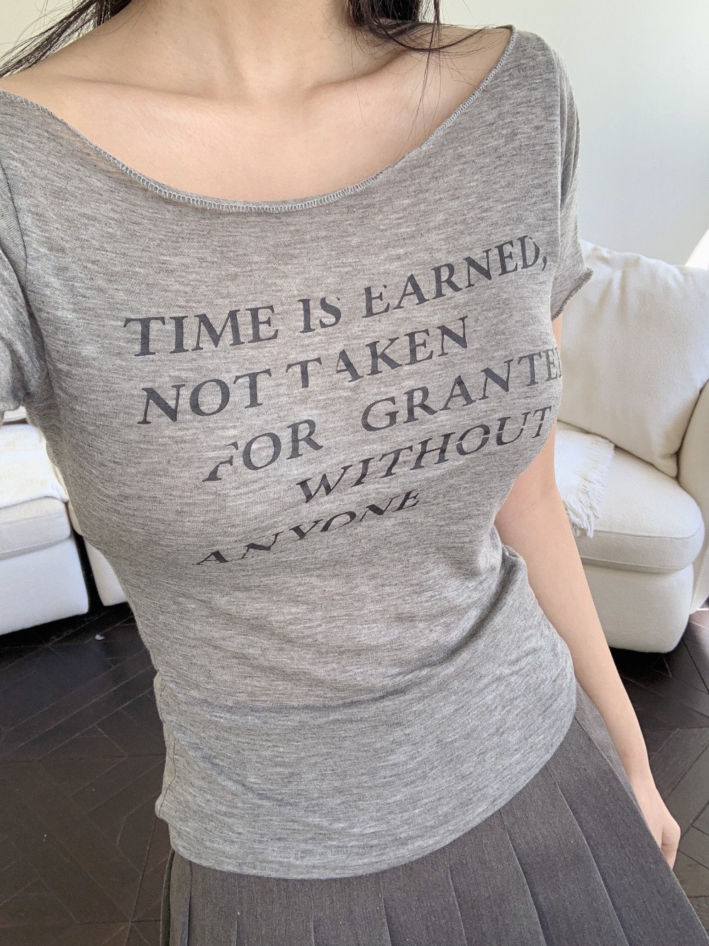 ボートネックスリムアンバランス半袖ワイドネックレタリングTシャツ | 詳細画像8