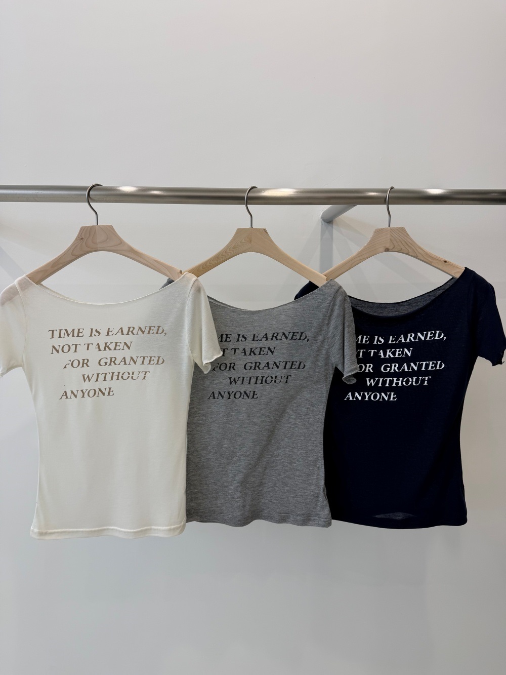 ボートネックスリムアンバランス半袖ワイドネックレタリングTシャツ | 詳細画像10