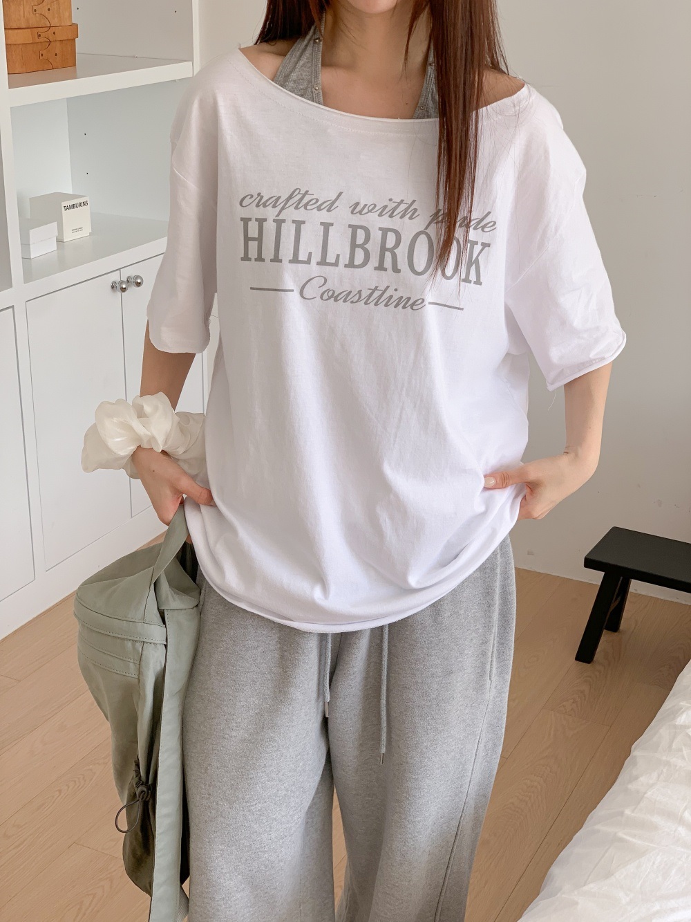 コットンオフショルダーオーバーサイズボクシールーズ半袖ワイドネックドロップショルダーレタリングTシャツ | 詳細画像2