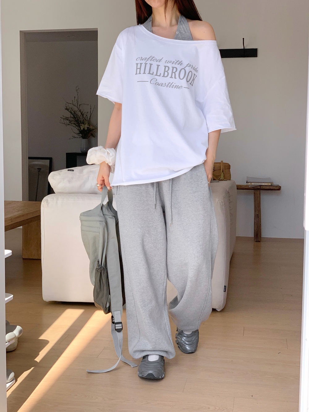コットンオフショルダーオーバーサイズボクシールーズ半袖ワイドネックドロップショルダーレタリングTシャツ | 詳細画像3
