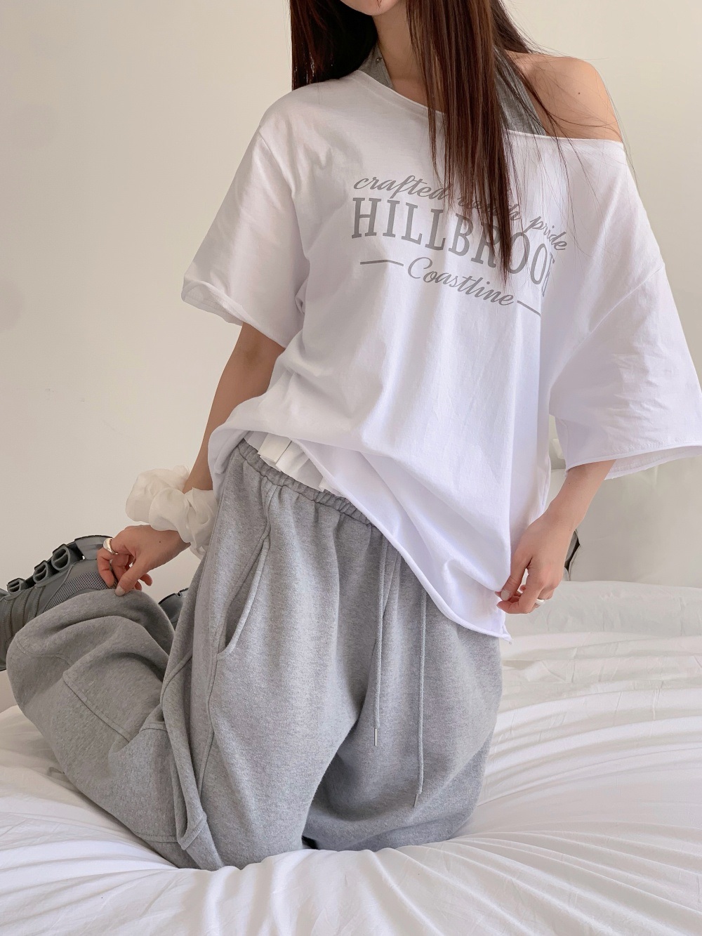 コットンオフショルダーオーバーサイズボクシールーズ半袖ワイドネックドロップショルダーレタリングTシャツ | 詳細画像6