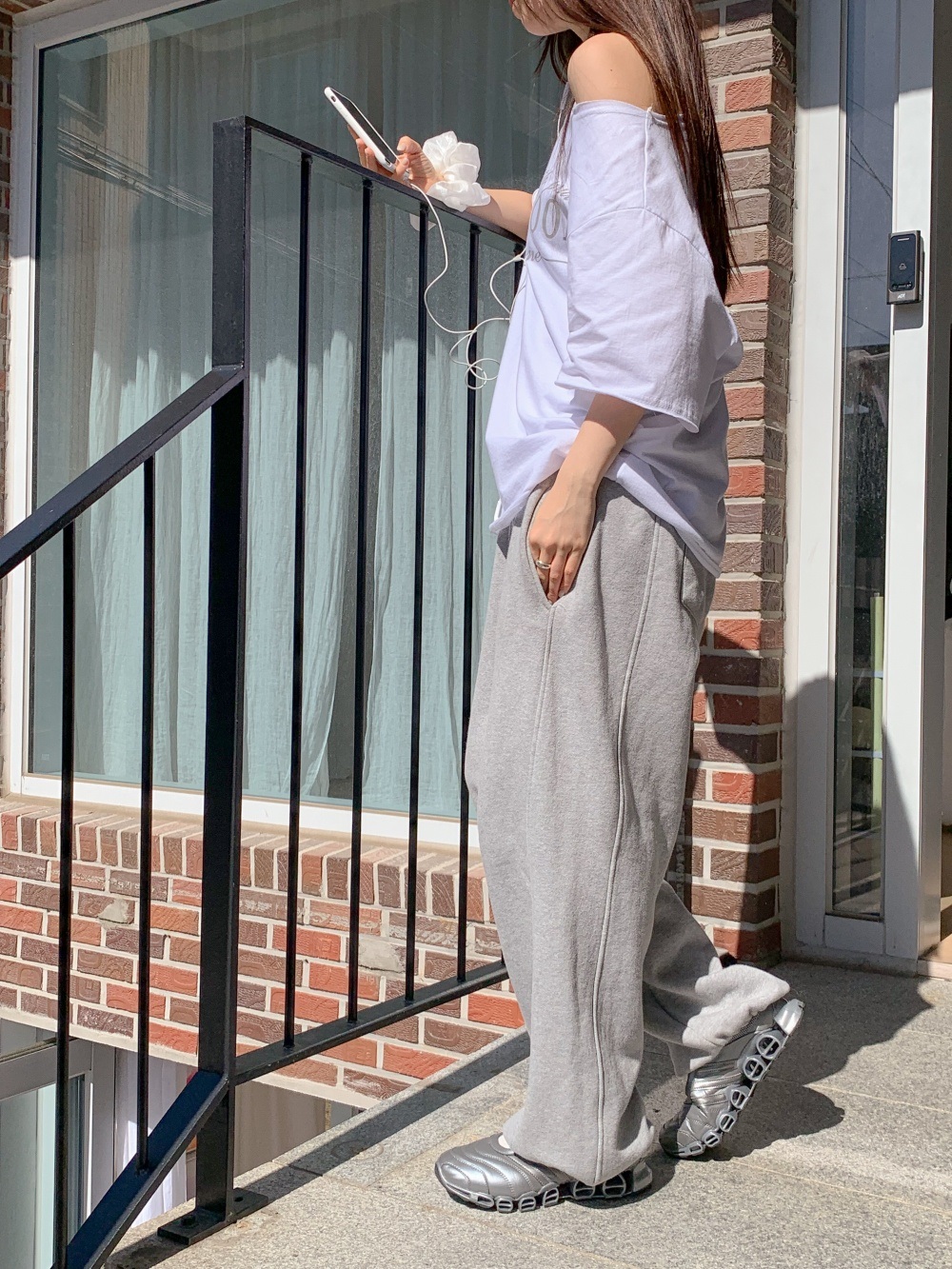 コットンオフショルダーオーバーサイズボクシールーズ半袖ワイドネックドロップショルダーレタリングTシャツ | 詳細画像7