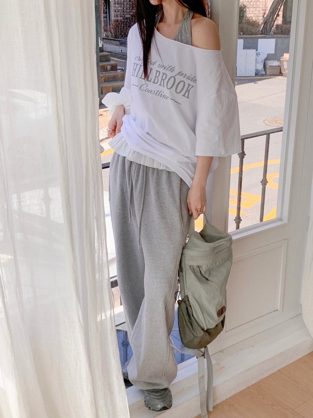 コットンオフショルダーオーバーサイズボクシールーズ半袖ワイドネックドロップショルダーレタリングTシャツ | 詳細画像8