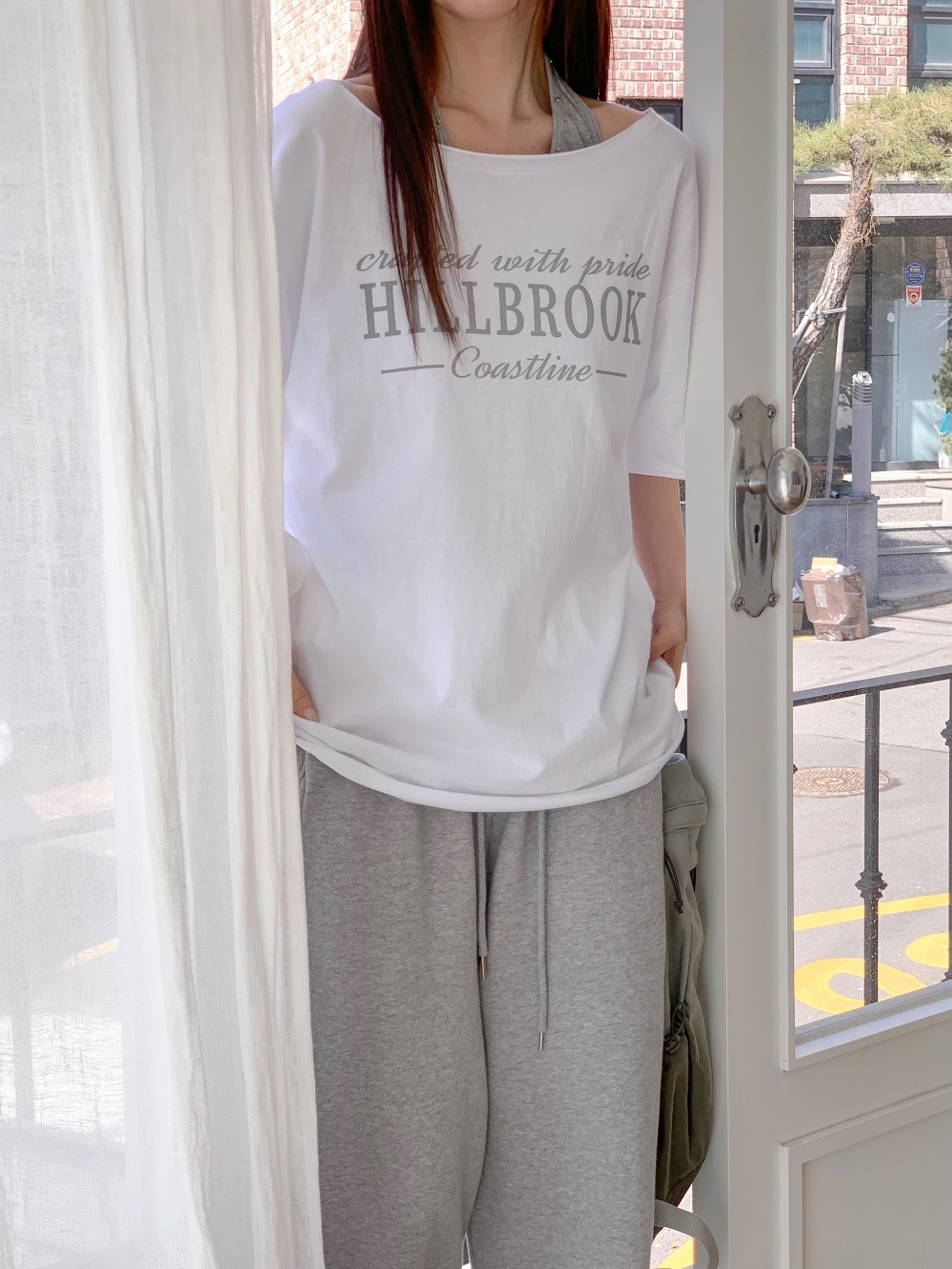 コットンオフショルダーオーバーサイズボクシールーズ半袖ワイドネックドロップショルダーレタリングTシャツ | 詳細画像10