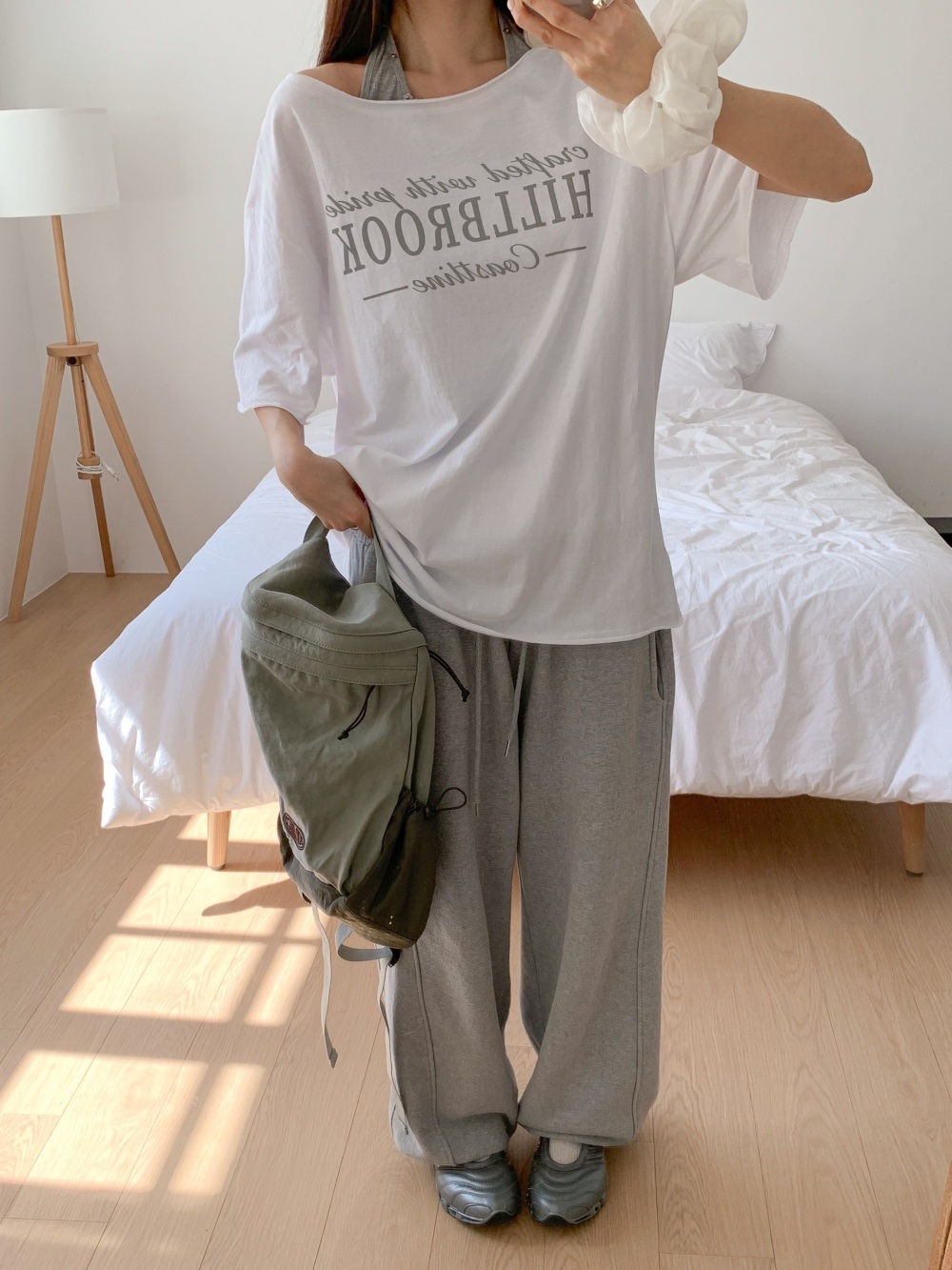 コットンオフショルダーオーバーサイズボクシールーズ半袖ワイドネックドロップショルダーレタリングTシャツ | 詳細画像13