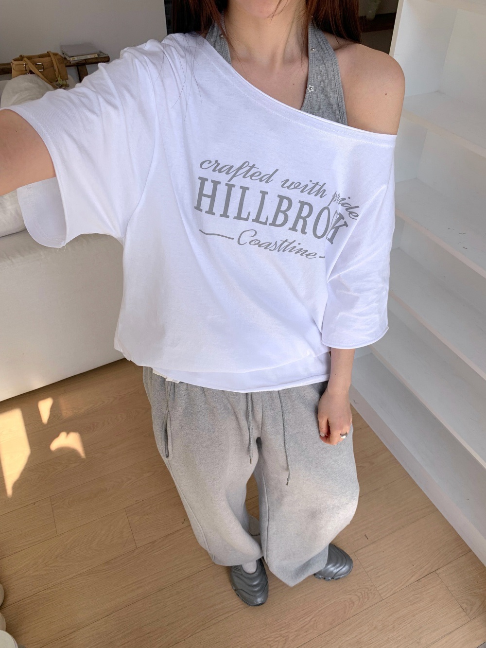 コットンオフショルダーオーバーサイズボクシールーズ半袖ワイドネックドロップショルダーレタリングTシャツ | 詳細画像15