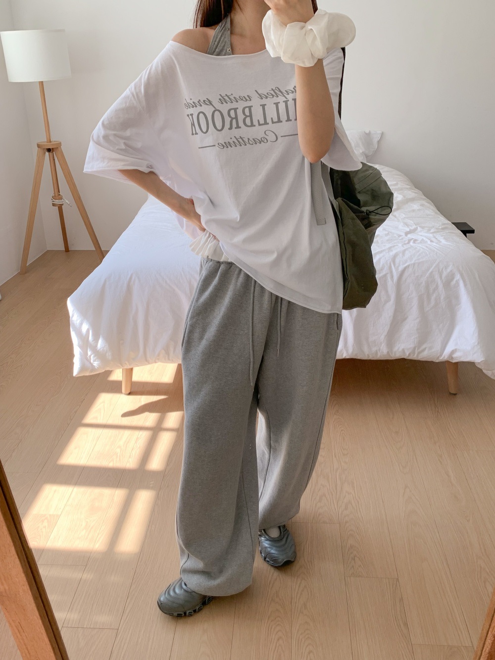 コットンオフショルダーオーバーサイズボクシールーズ半袖ワイドネックドロップショルダーレタリングTシャツ | 詳細画像16
