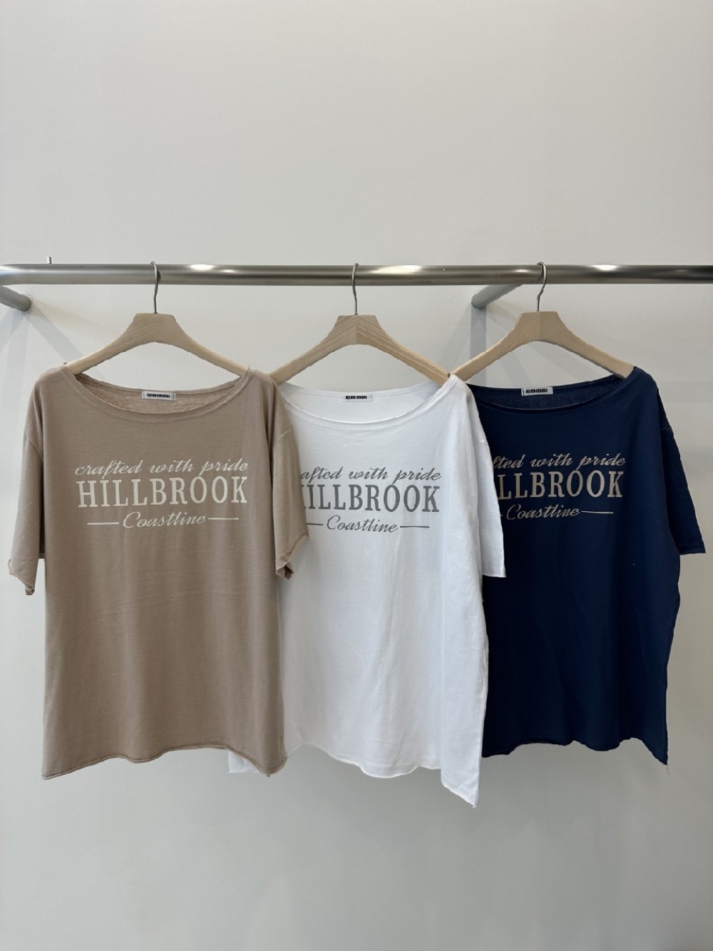 コットンオフショルダーオーバーサイズボクシールーズ半袖ワイドネックドロップショルダーレタリングTシャツ | 詳細画像17