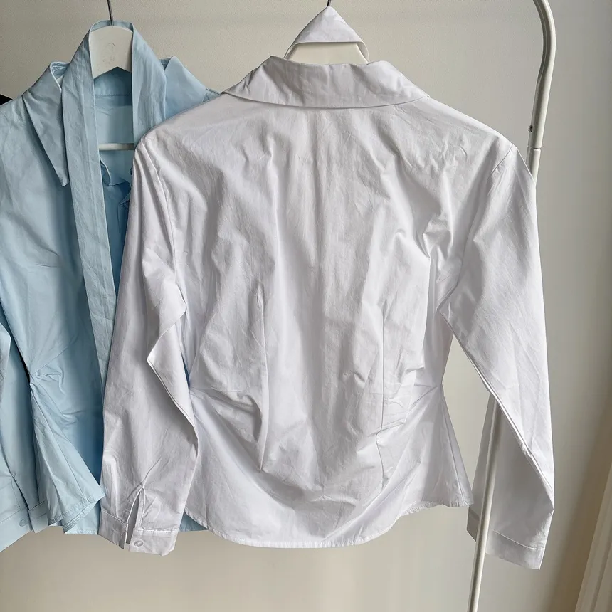 コットン長袖シャーリングスリムブラウスストラップ付 | mirangmirang | 詳細画像24