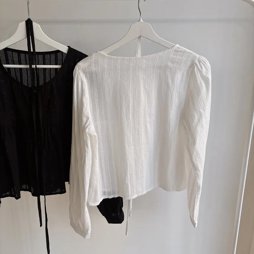 ラウンドネックボタン長袖ブラウスストラップ付 | mirangmirang | 詳細画像16