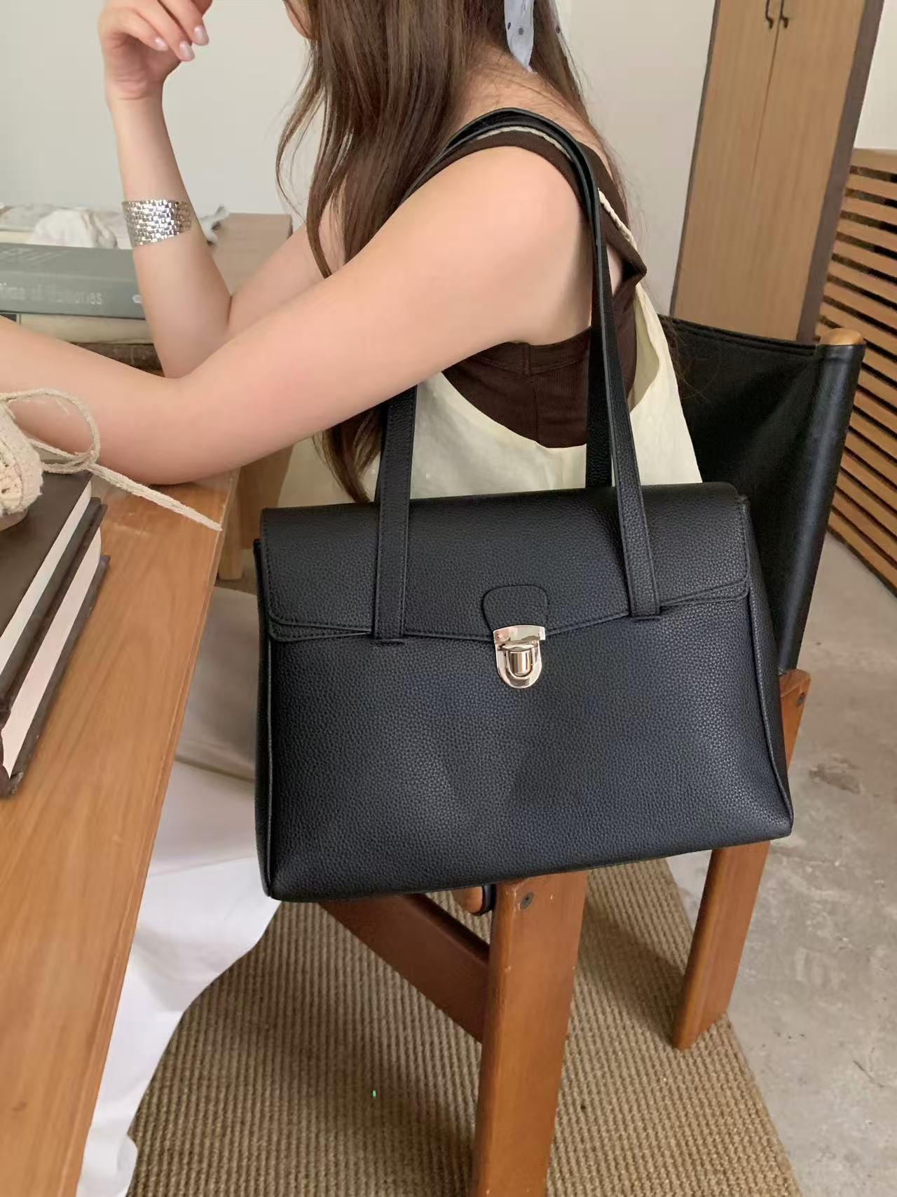 レザー調ジップアップポケット無地トートバッグ | 詳細画像3