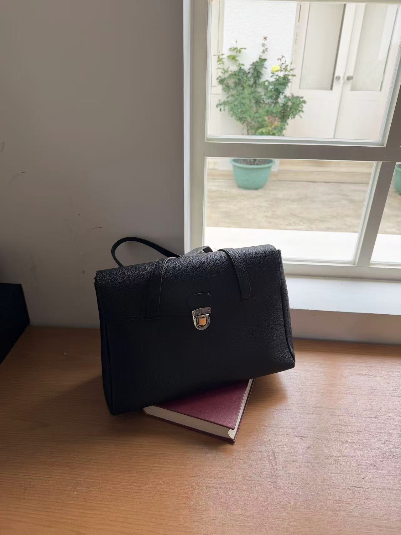 レザー調ジップアップポケット無地トートバッグ | 詳細画像14