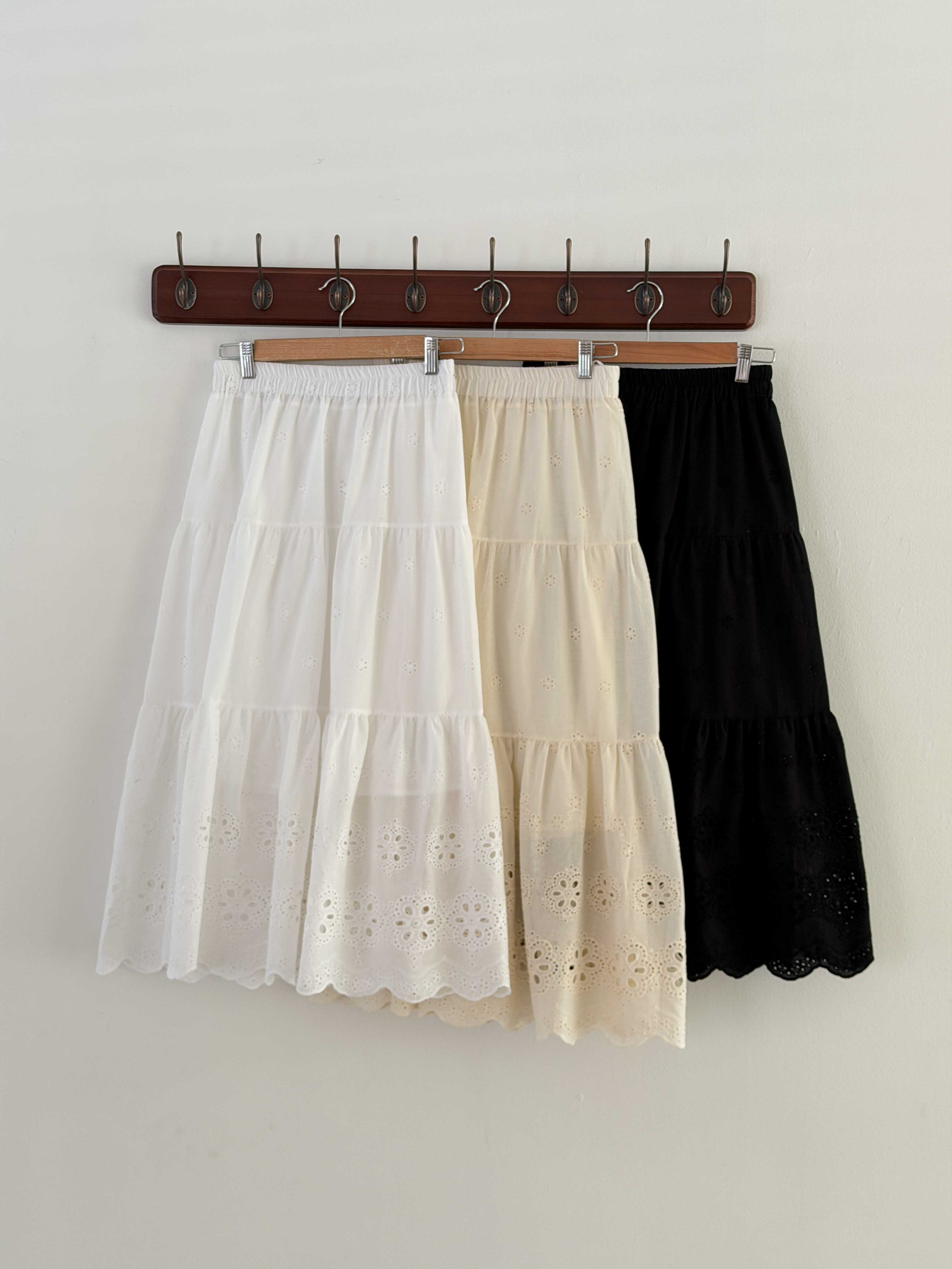 コットンシャーリングティアードパンチングウエストゴムロングAライン花柄スカート | 詳細画像20