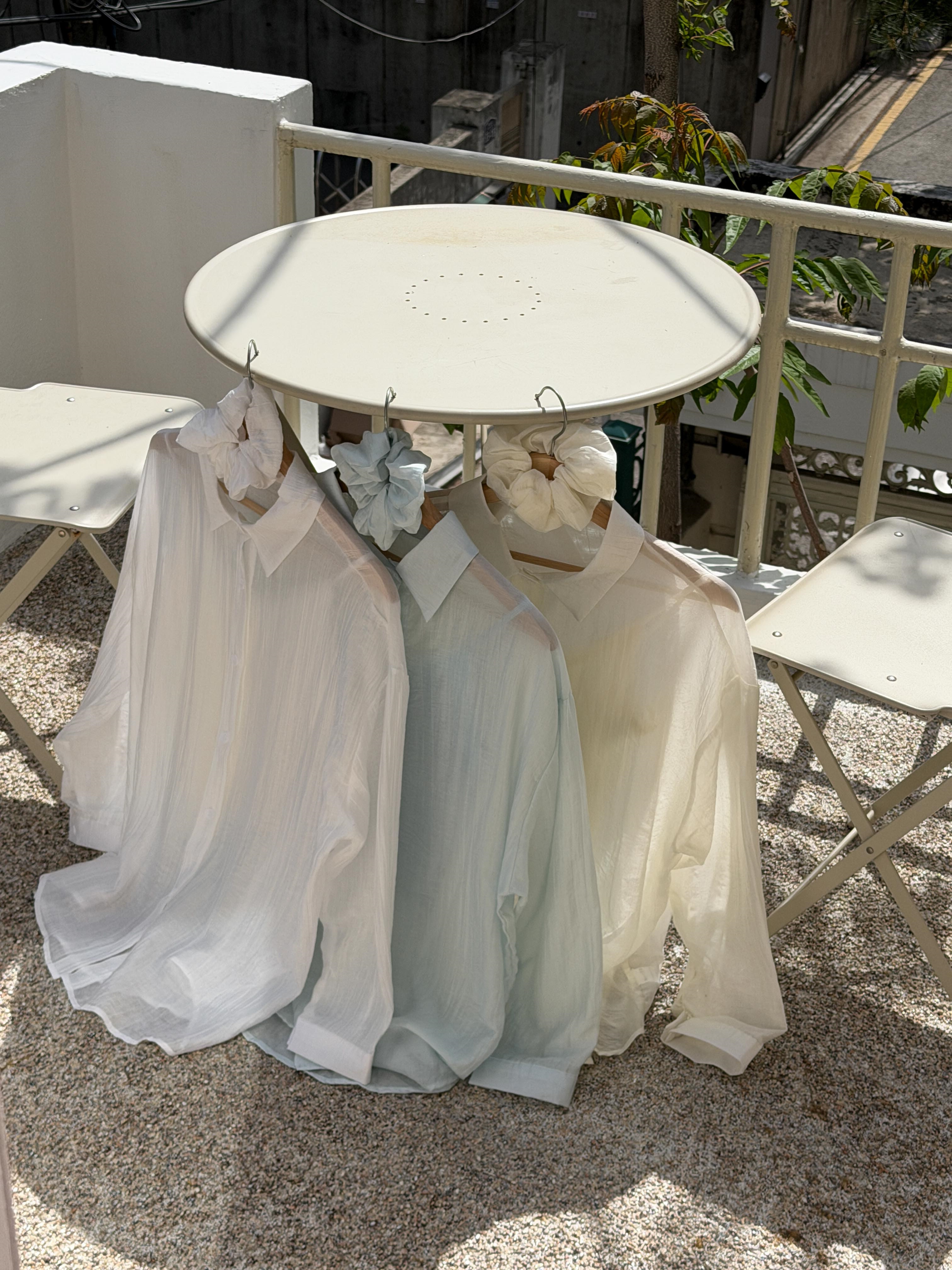 リブレースボタンカラーVネックリンクルルーズ長袖ボタンスリーブドロップショルダー無地ブラウスキャミソールアンサンブルシュシュ付 | 詳細画像5