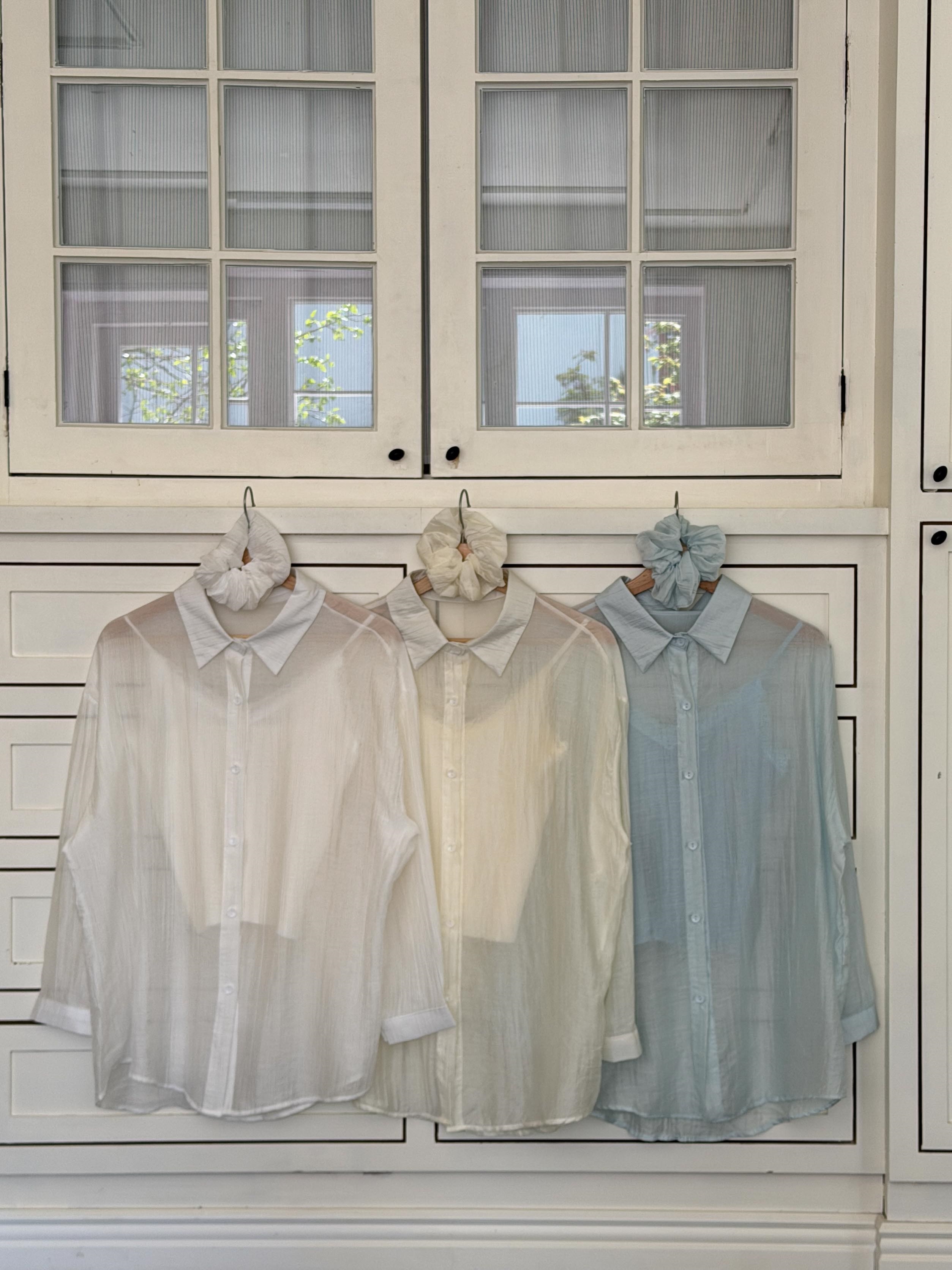 リブレースボタンカラーVネックリンクルルーズ長袖ボタンスリーブドロップショルダー無地ブラウスキャミソールアンサンブルシュシュ付 | 詳細画像19