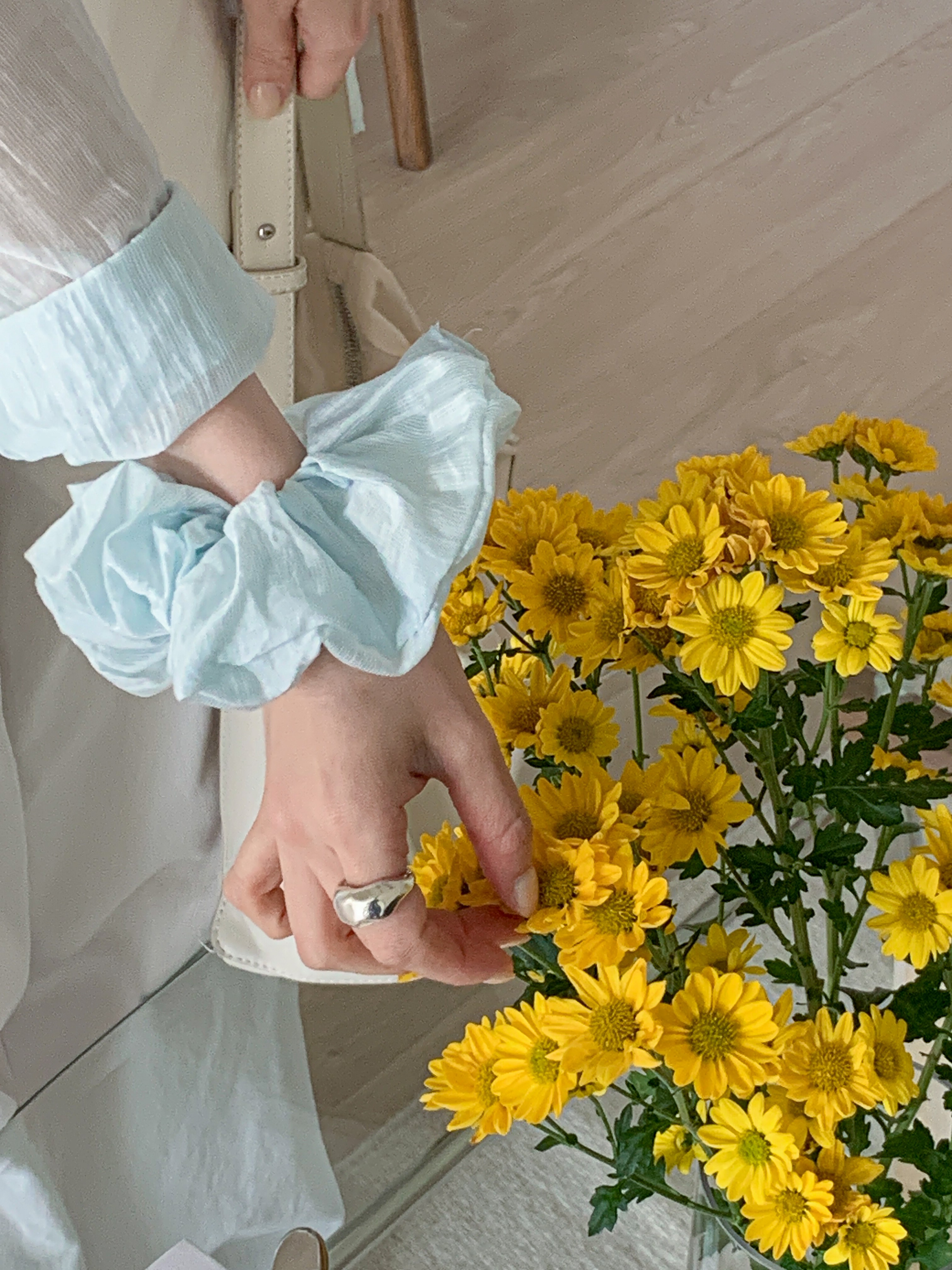 リブレースボタンカラーVネックリンクルルーズ長袖ボタンスリーブドロップショルダー無地ブラウスキャミソールアンサンブルシュシュ付 | 詳細画像20