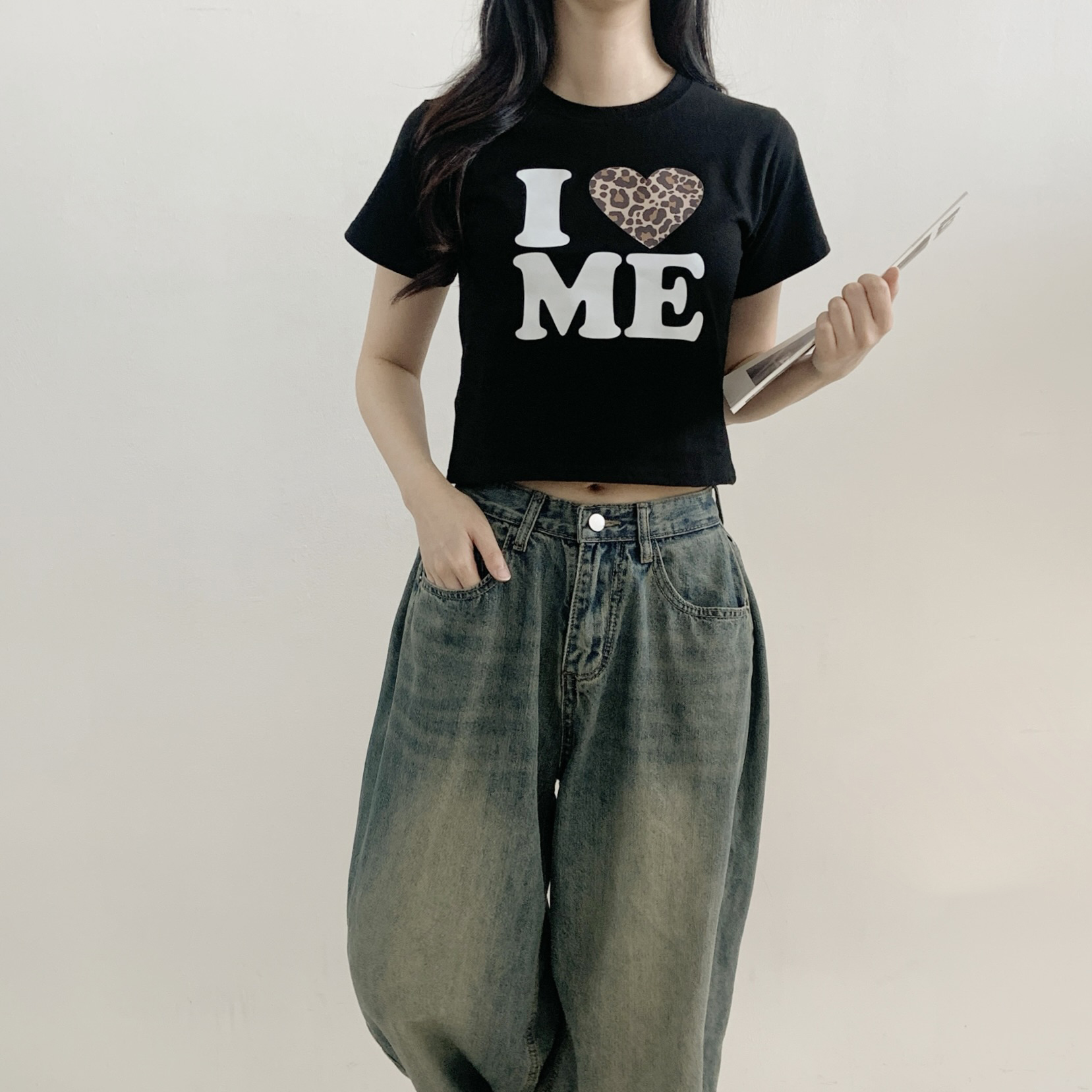 コットンラウンドネックベーシッククロップドスリム半袖ロゴTシャツ | 詳細画像2