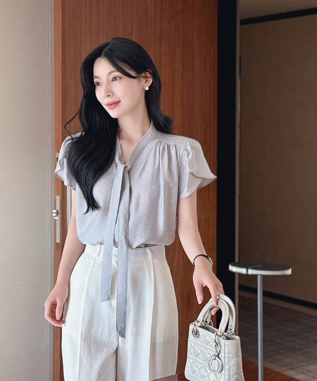 シャツ/ブラウス(半袖/袖なし) howdy. emboss eri blouse ボウタイベーシックスリム半袖ブラウス | レディースファッション通販