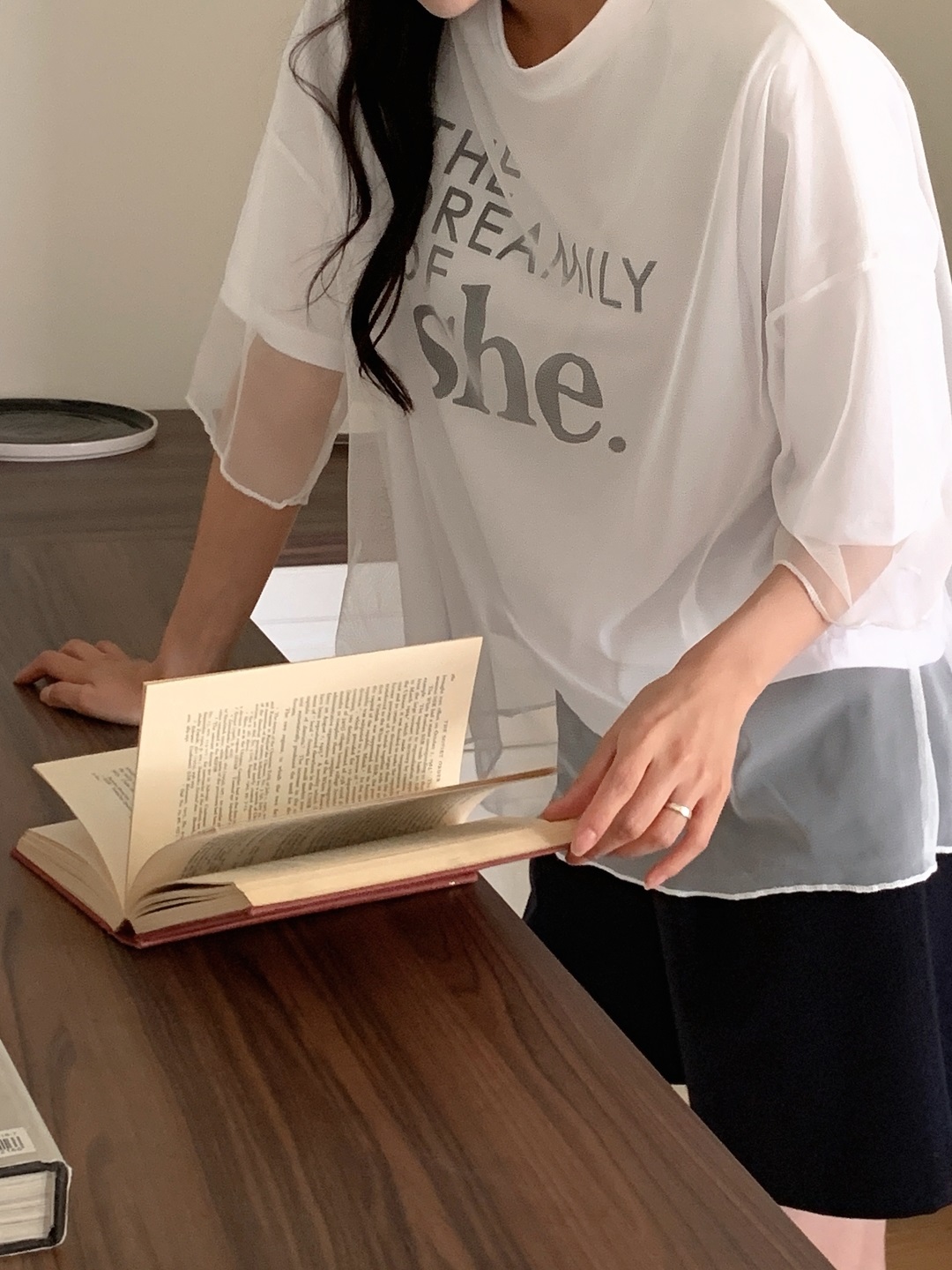コンビラウンドネックボクシーレイヤード風ルーズ半袖ロゴTシャツ | 詳細画像15