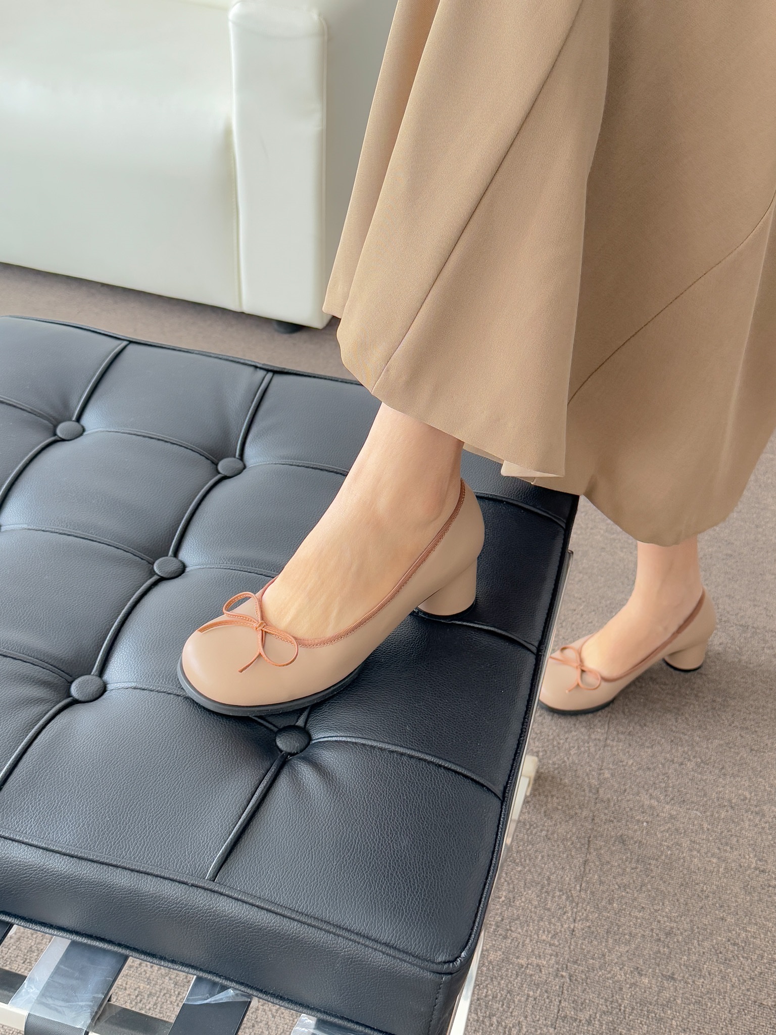 レザー調ウンドトゥ配色リボン柄ヒールパンプス | 詳細画像4