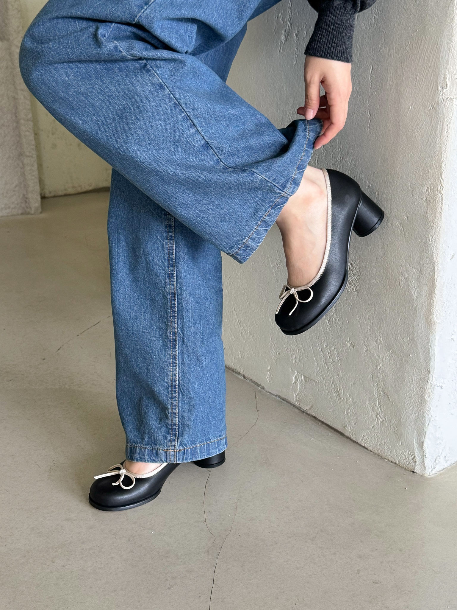 レザー調ウンドトゥ配色リボン柄ヒールパンプス | 詳細画像18