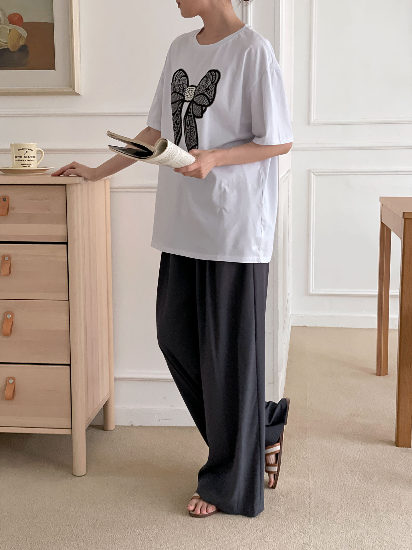 ラウンドネックオーバーサイズポイントドロップショルダーリボン柄Tシャツ | 詳細画像4