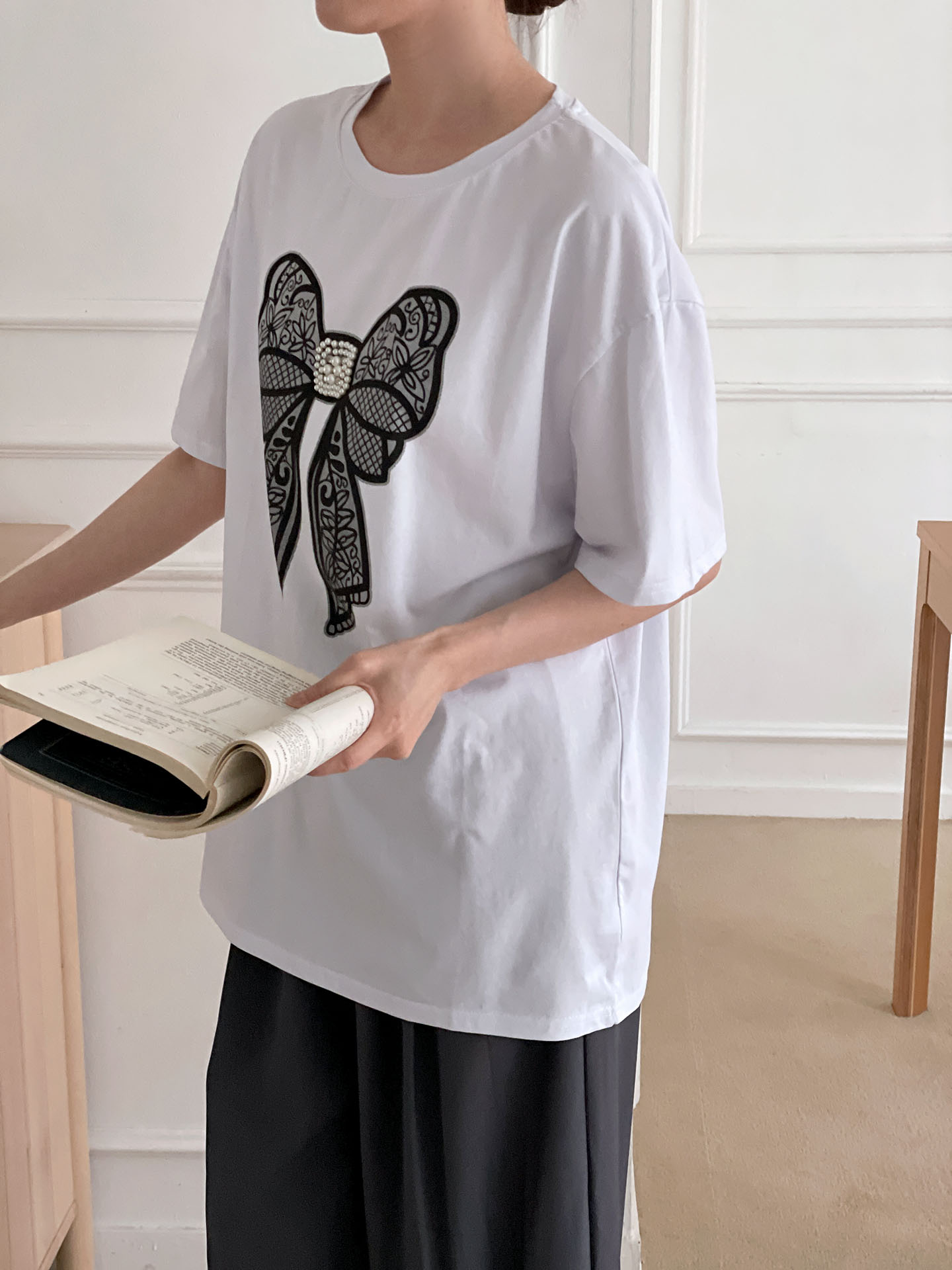 ラウンドネックオーバーサイズポイントドロップショルダーリボン柄Tシャツ | 詳細画像5