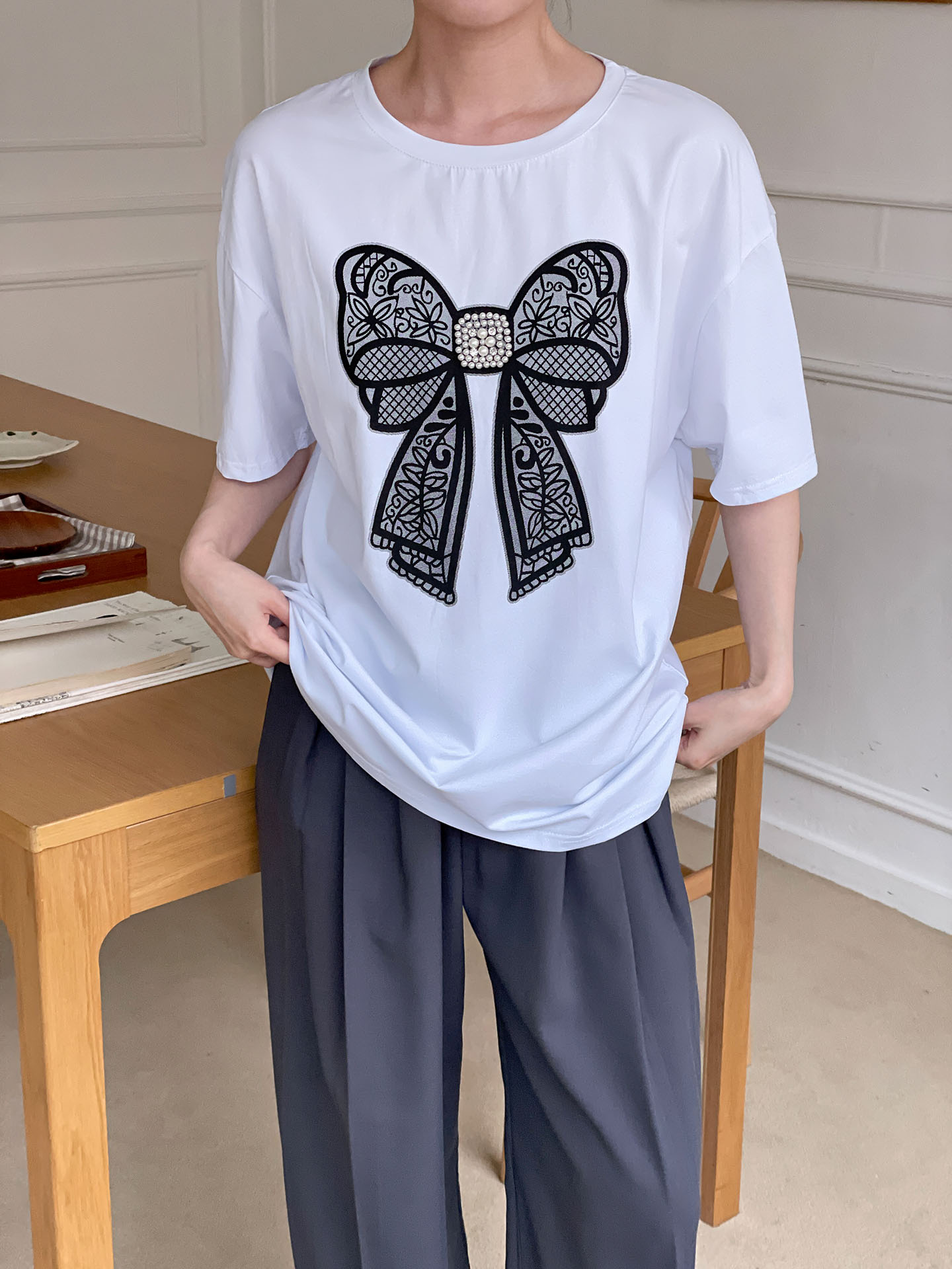 ラウンドネックオーバーサイズポイントドロップショルダーリボン柄Tシャツ | 詳細画像10