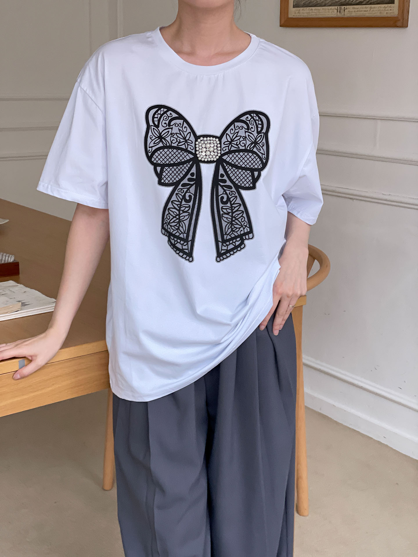 ラウンドネックオーバーサイズポイントドロップショルダーリボン柄Tシャツ | 詳細画像12