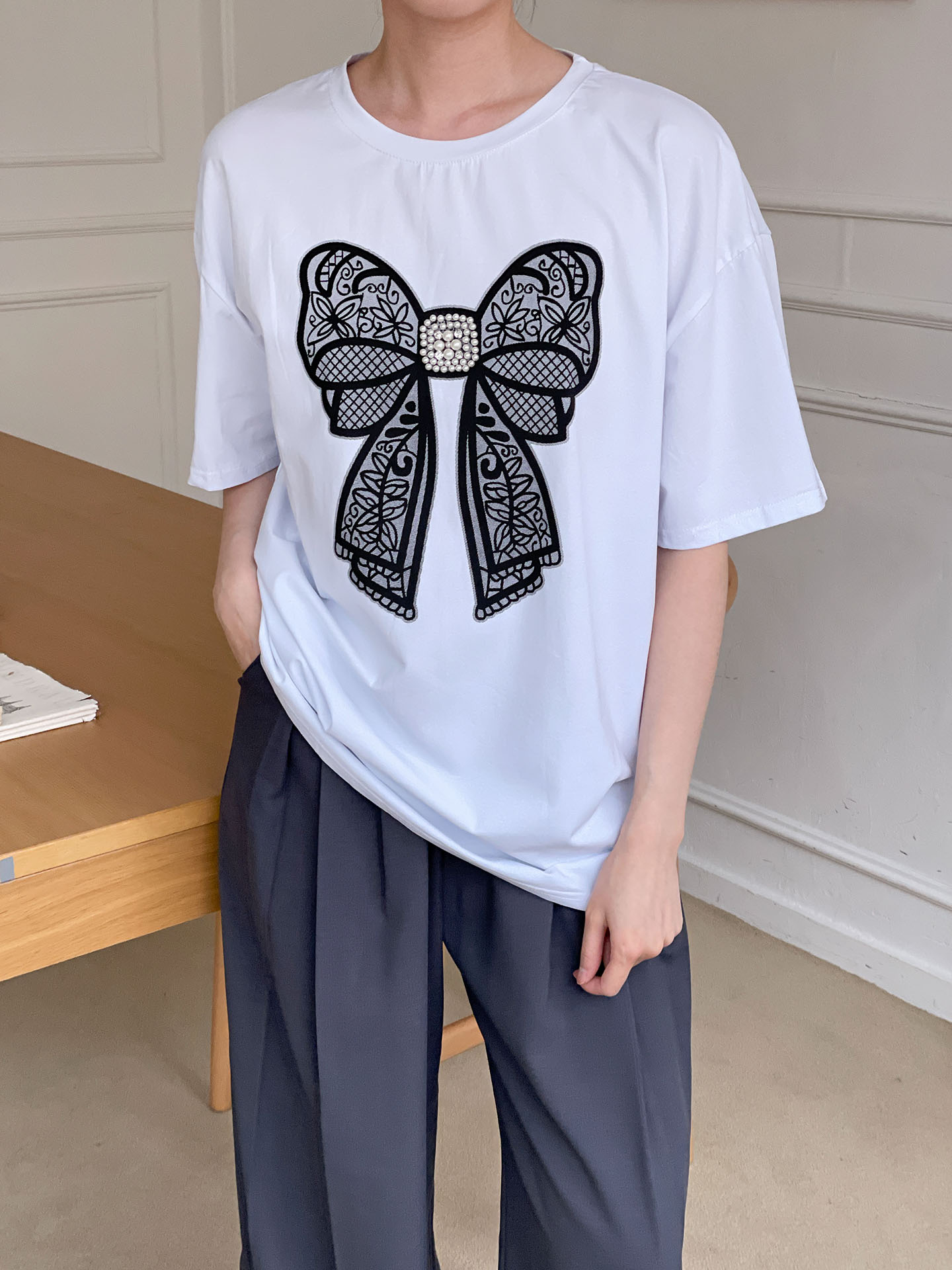 ラウンドネックオーバーサイズポイントドロップショルダーリボン柄Tシャツ | 詳細画像13