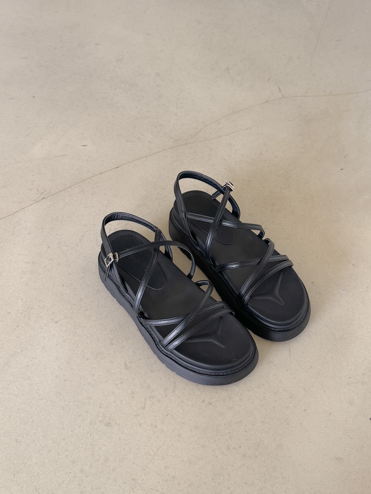 レザー調リボン(固定)プラットフォーム無地サンダル | 詳細画像4