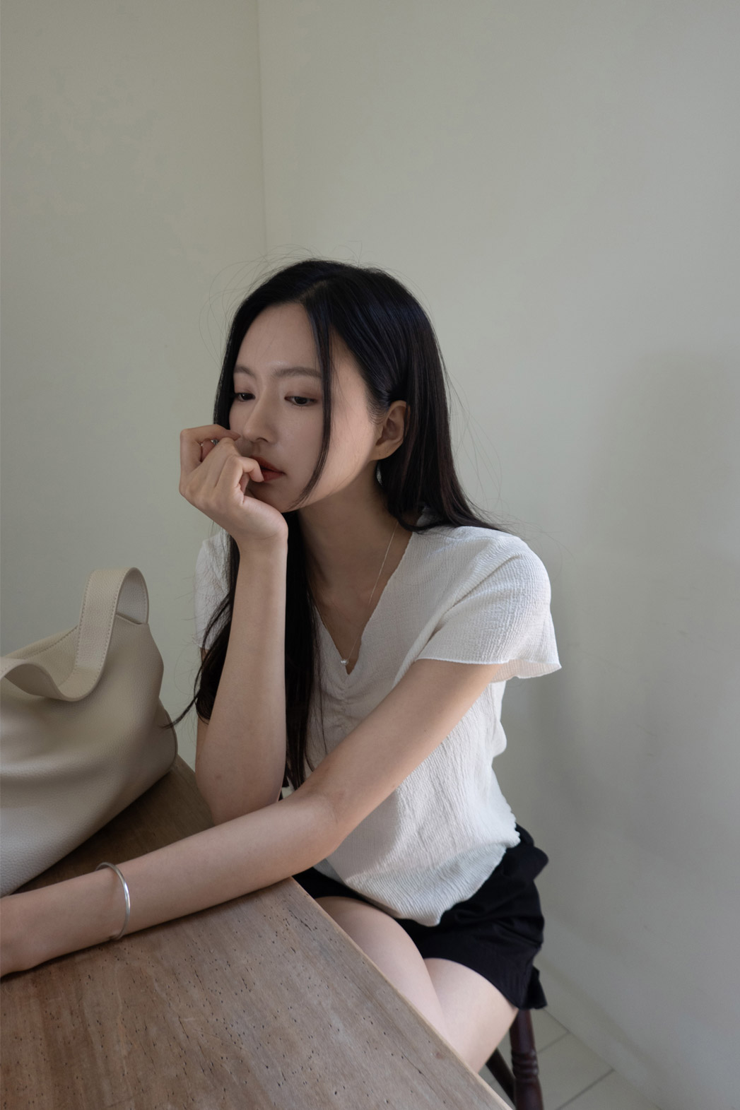 Vネックリンクルシンプルギャザー無地Tシャツ | DHOLIC | 詳細画像16