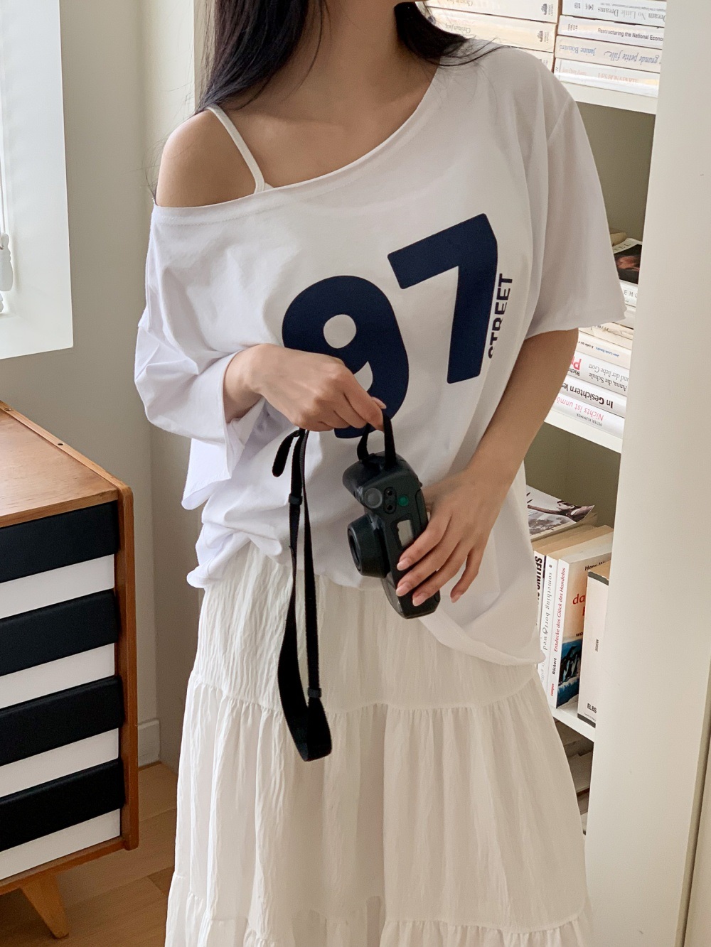 コットンオフショルダーボクシー半袖レタリングナンバーTシャツ | 詳細画像2