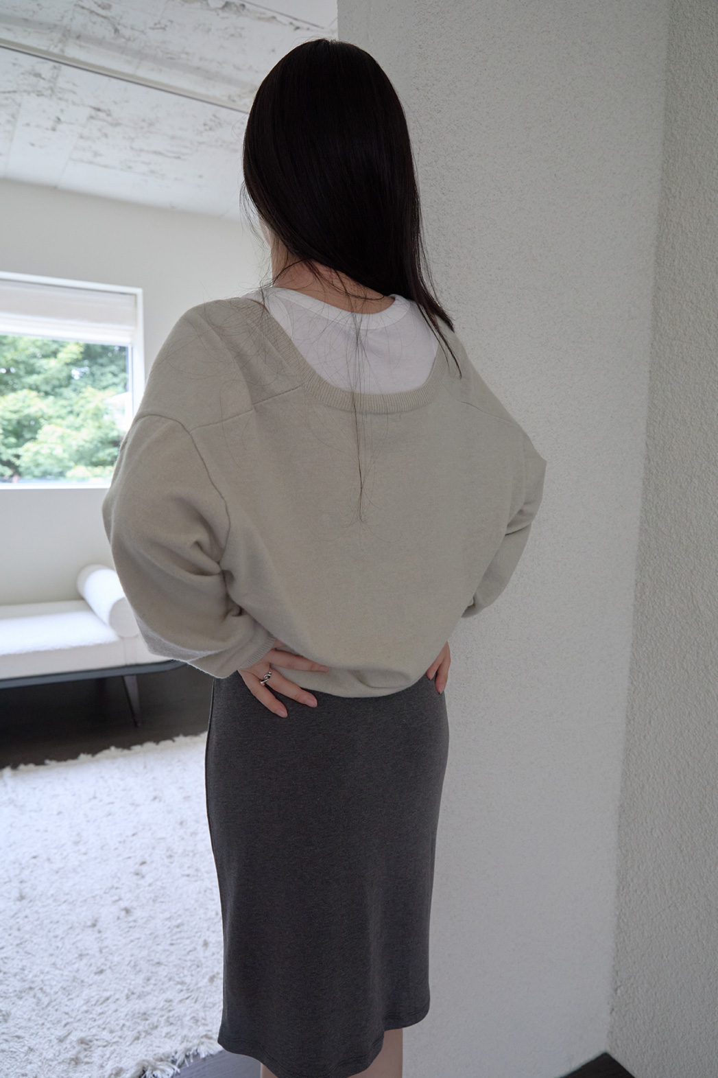 ウール混ラウンドネックセミクロップド無地ニットFW | 詳細画像10