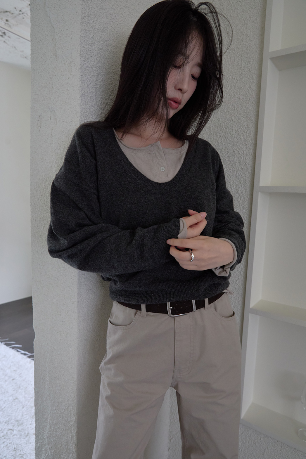 ウール混ラウンドネックセミクロップド無地ニットFW | 詳細画像23
