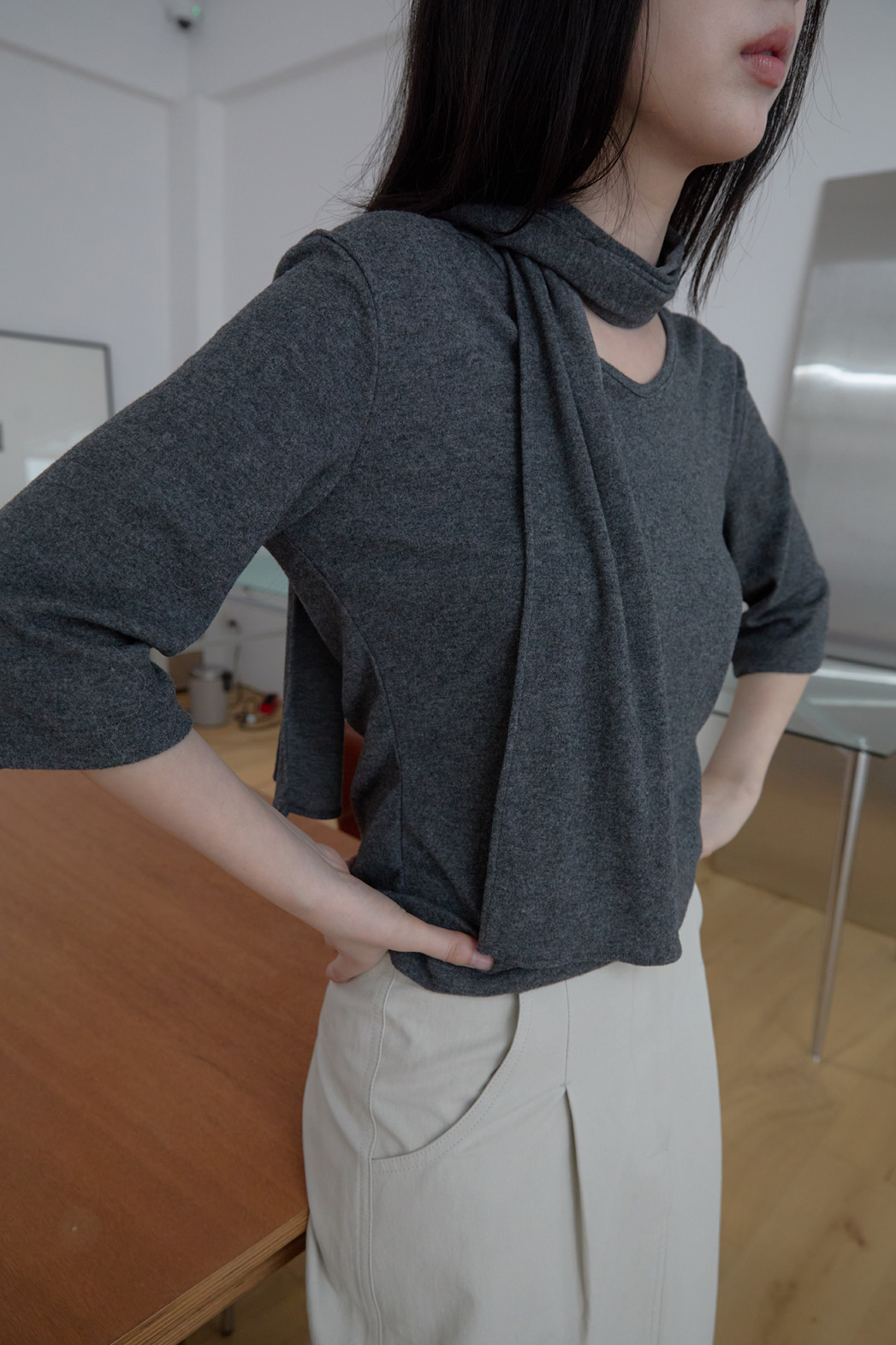 起毛Vネックスリムスカーフネックセミクロップド無地TシャツFW | 詳細画像25