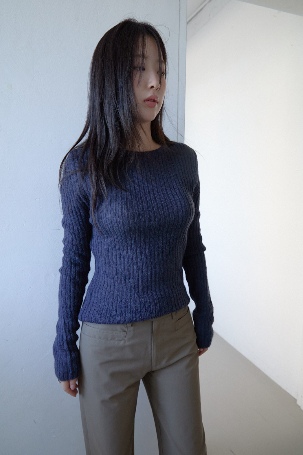 アルパカ混紡ラウンドネックスリムリブ無地ニットFW | 詳細画像13