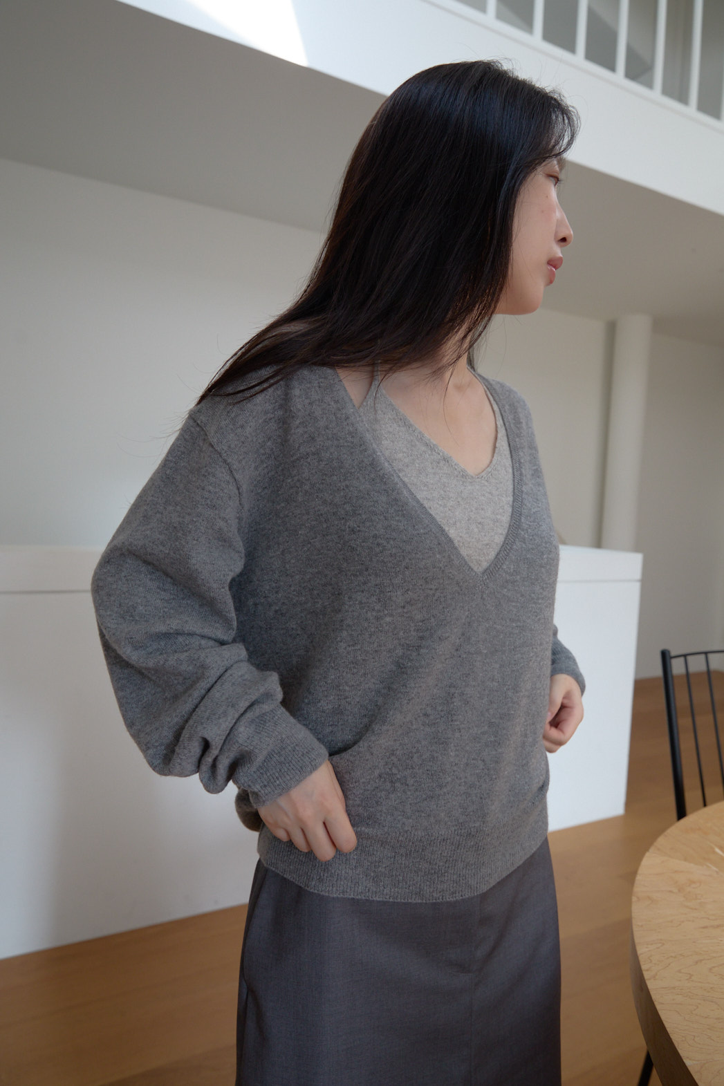 ウール混カシミヤ混Vネックベーシックセミクロップド無地ニットFW | 詳細画像11