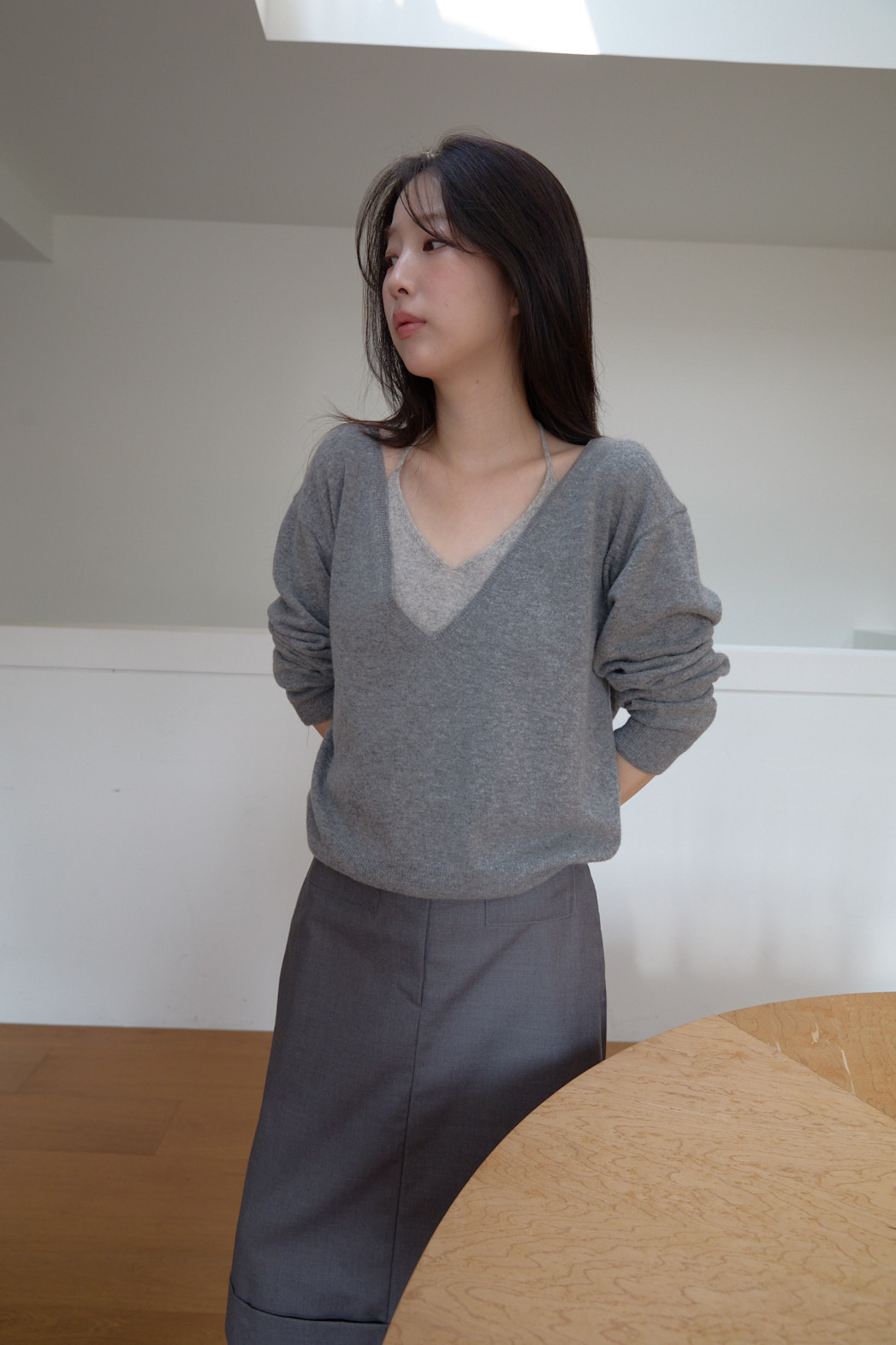 ウール混カシミヤ混Vネックベーシックセミクロップド無地ニットFW | 詳細画像13