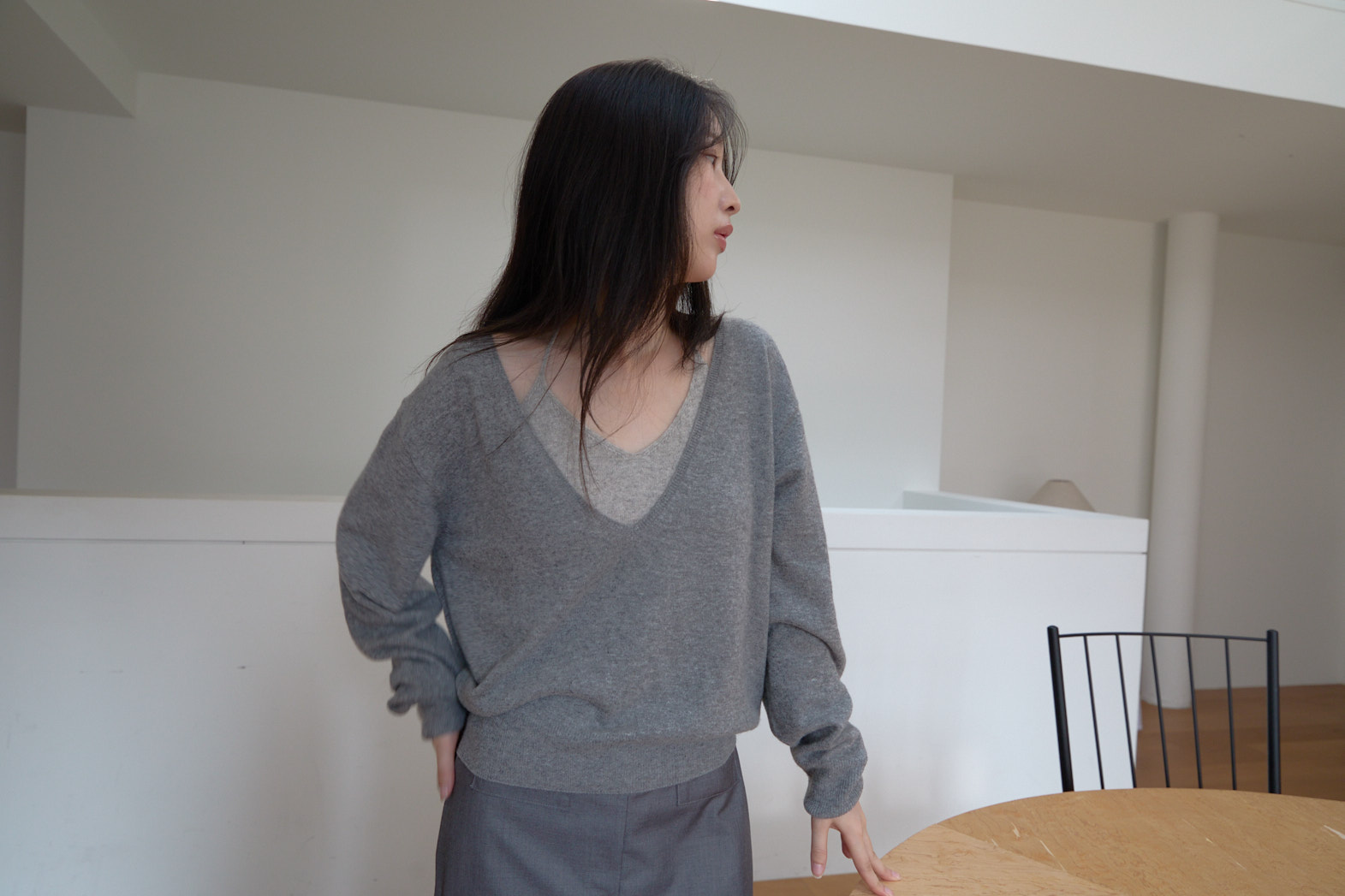 ウール混カシミヤ混Vネックベーシックセミクロップド無地ニットFW | 詳細画像17