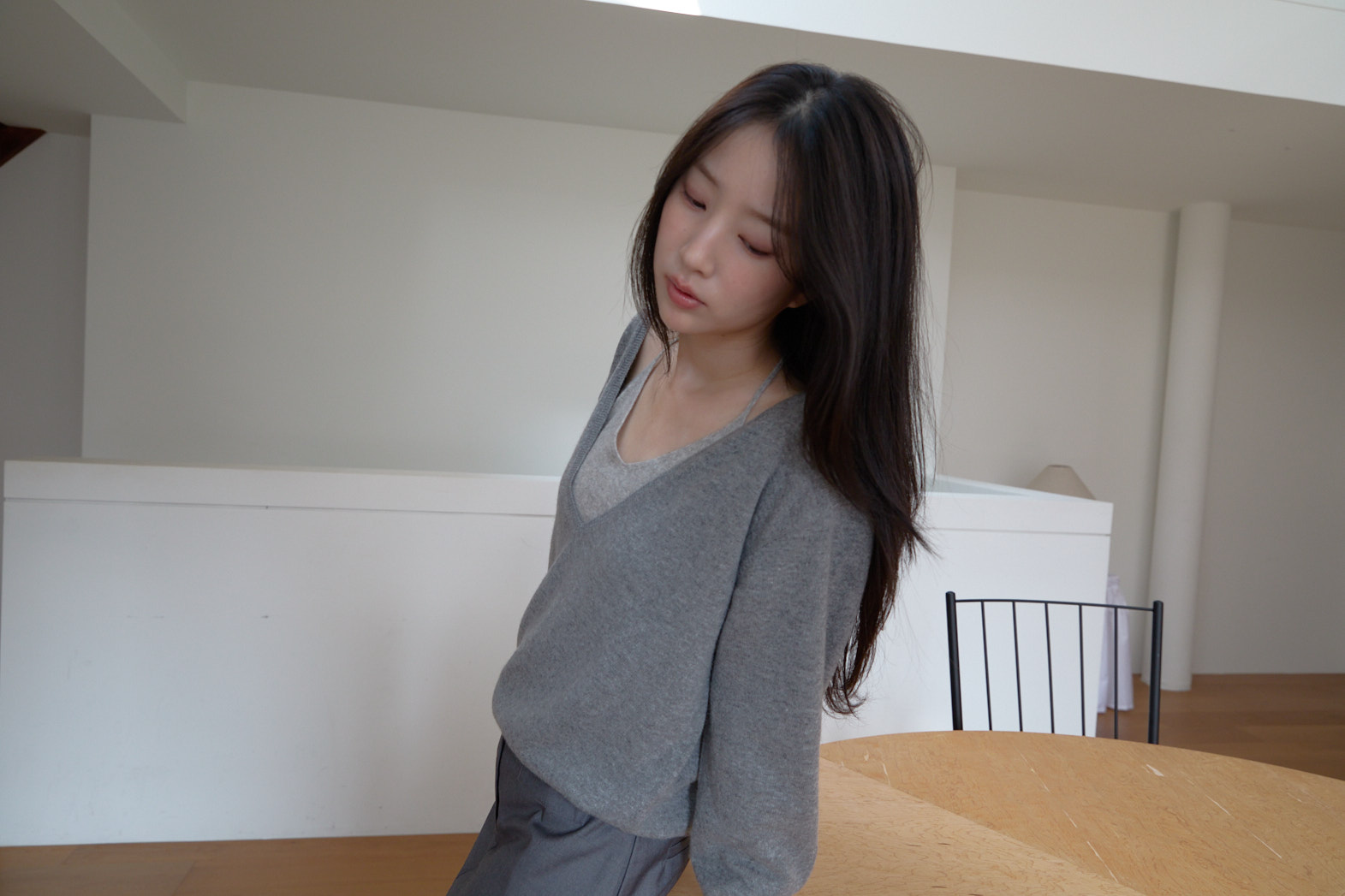 ウール混カシミヤ混Vネックベーシックセミクロップド無地ニットFW | 詳細画像18