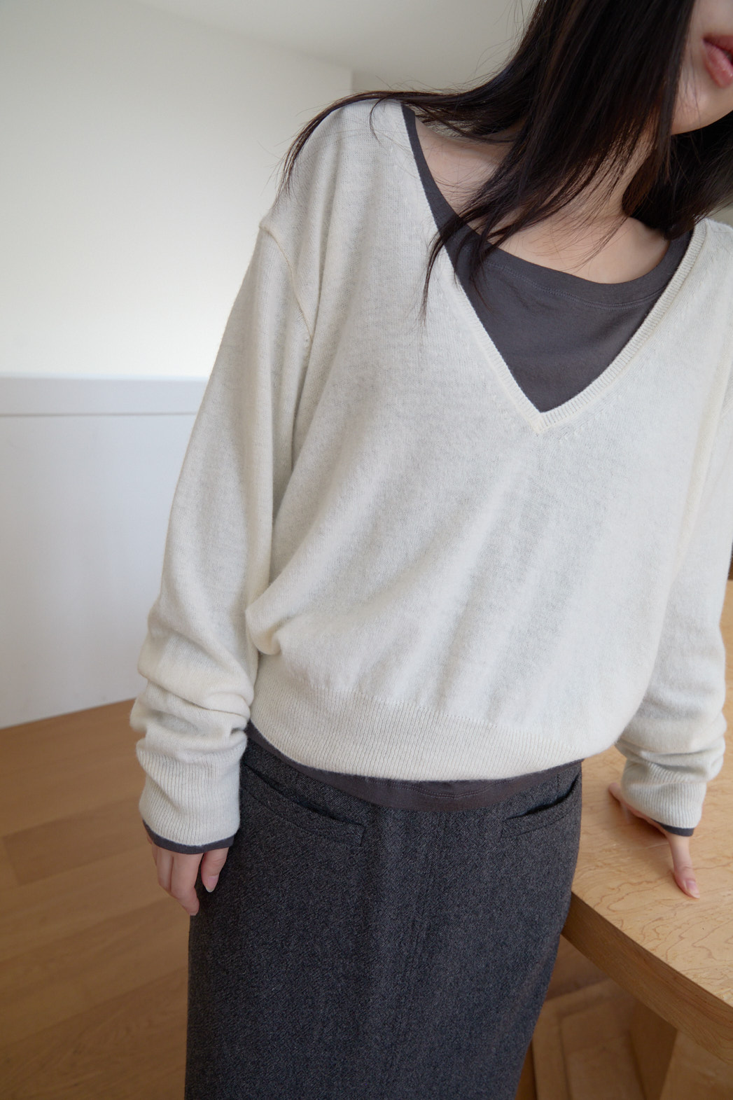 ウール混カシミヤ混Vネックベーシックセミクロップド無地ニットFW | 詳細画像24