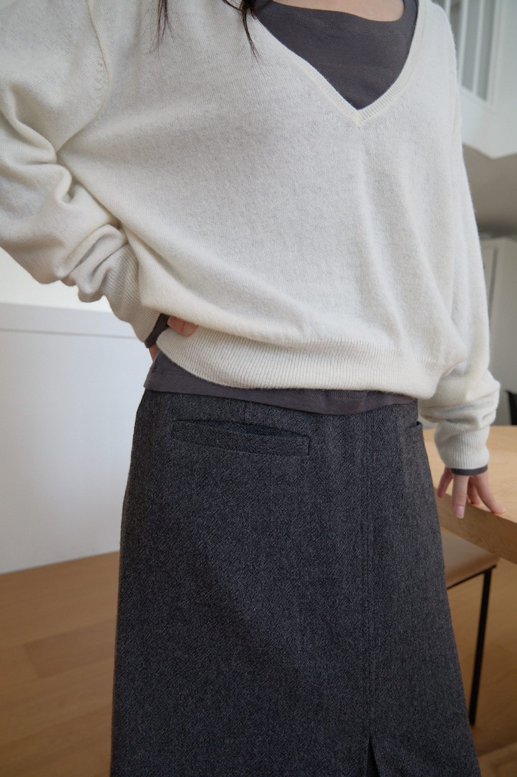 ウール混カシミヤ混Vネックベーシックセミクロップド無地ニットFW | 詳細画像26