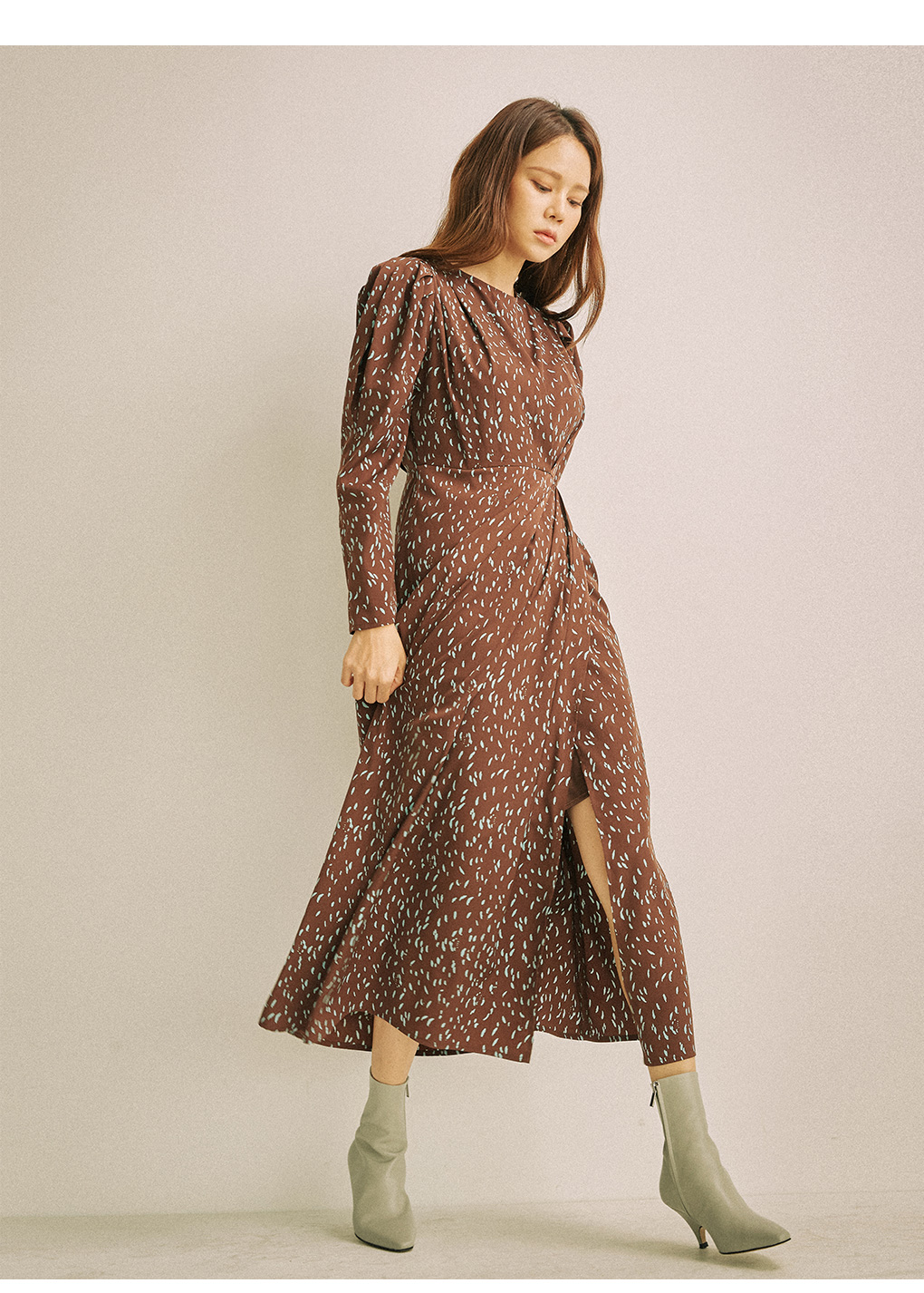 タックショルダーパターンワンピース(ブラウン) | レディース