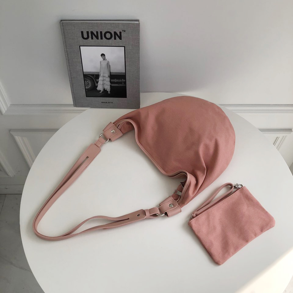 【超美品・使用感少ない】プラダ　アクセサリーポーチ　ワンショルダー　ハーフムーン PRADA（プラダ） Leather Mini Porch ミニポーチバッグ ショルダー