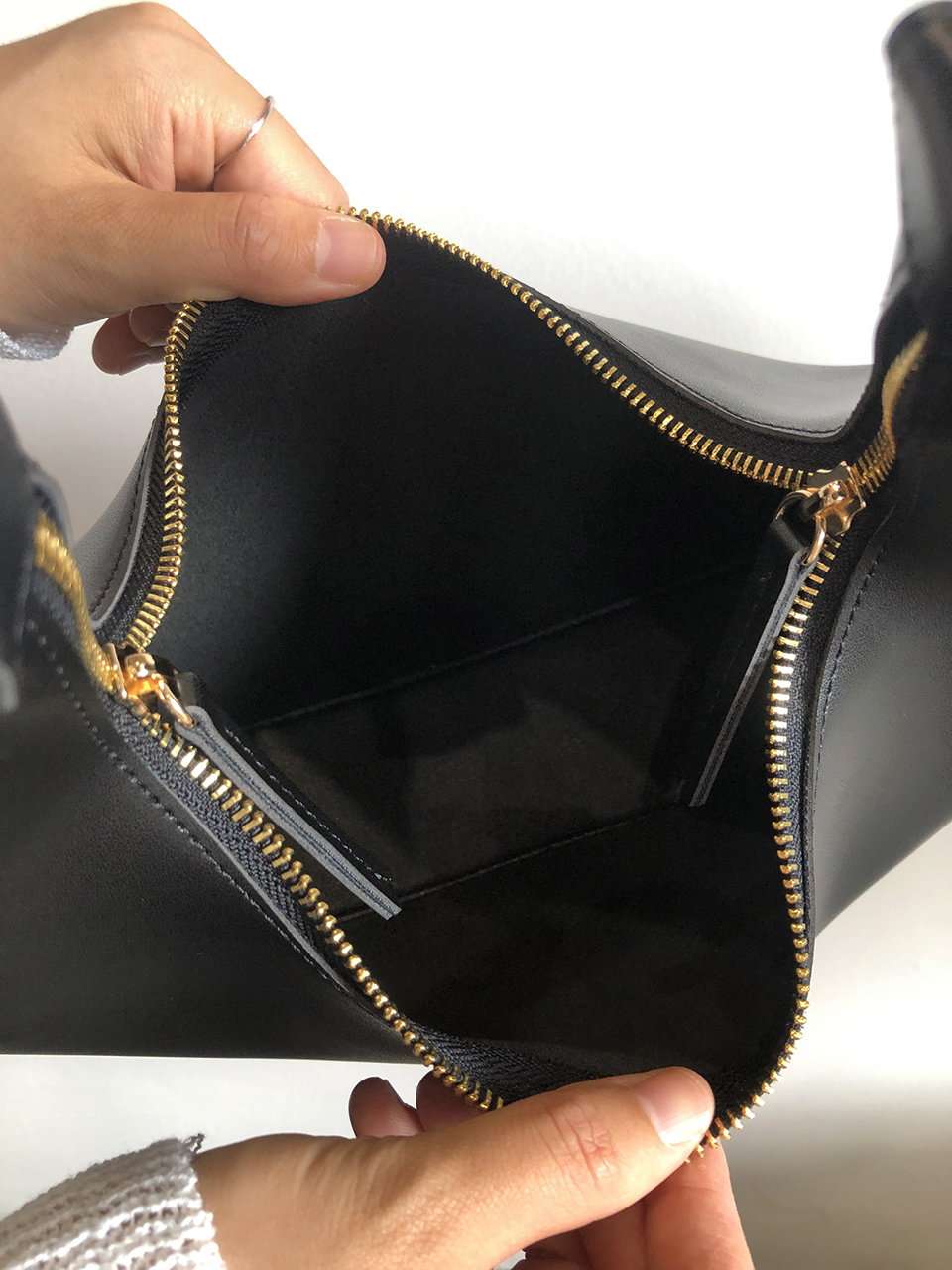 サイドギボシボタンハーフムーンバッグ | レディース