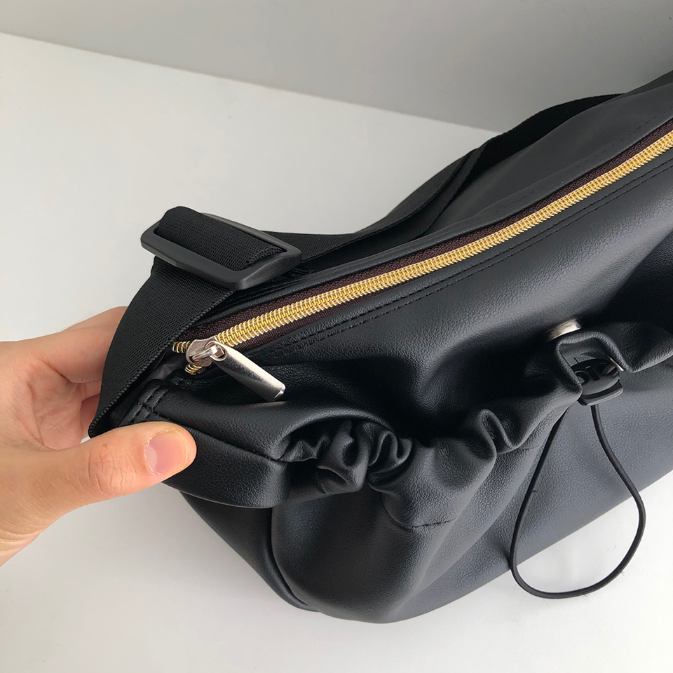 レザー調ストリングショルダーバッグ | レディースファッション