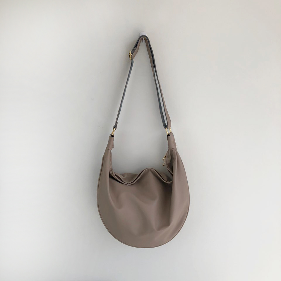 未使用　DHOLIC　バッグ　ベージュ ハーフムーンショルダーバッグ | レディースファッション通販