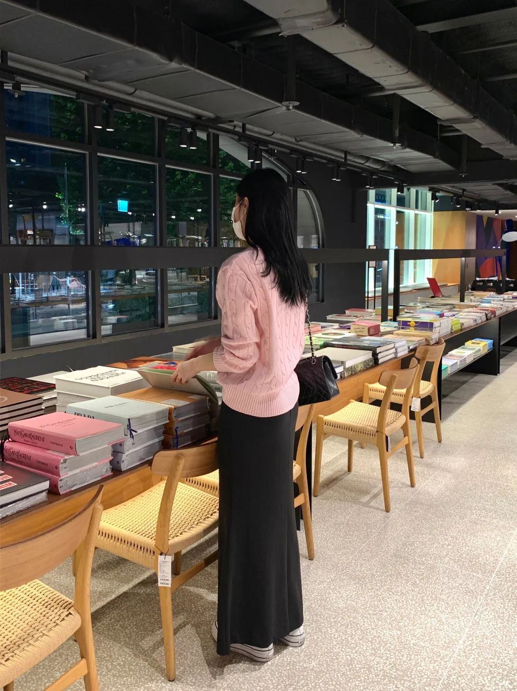긴팔 티셔츠 모델 착용 이미지-S1L12