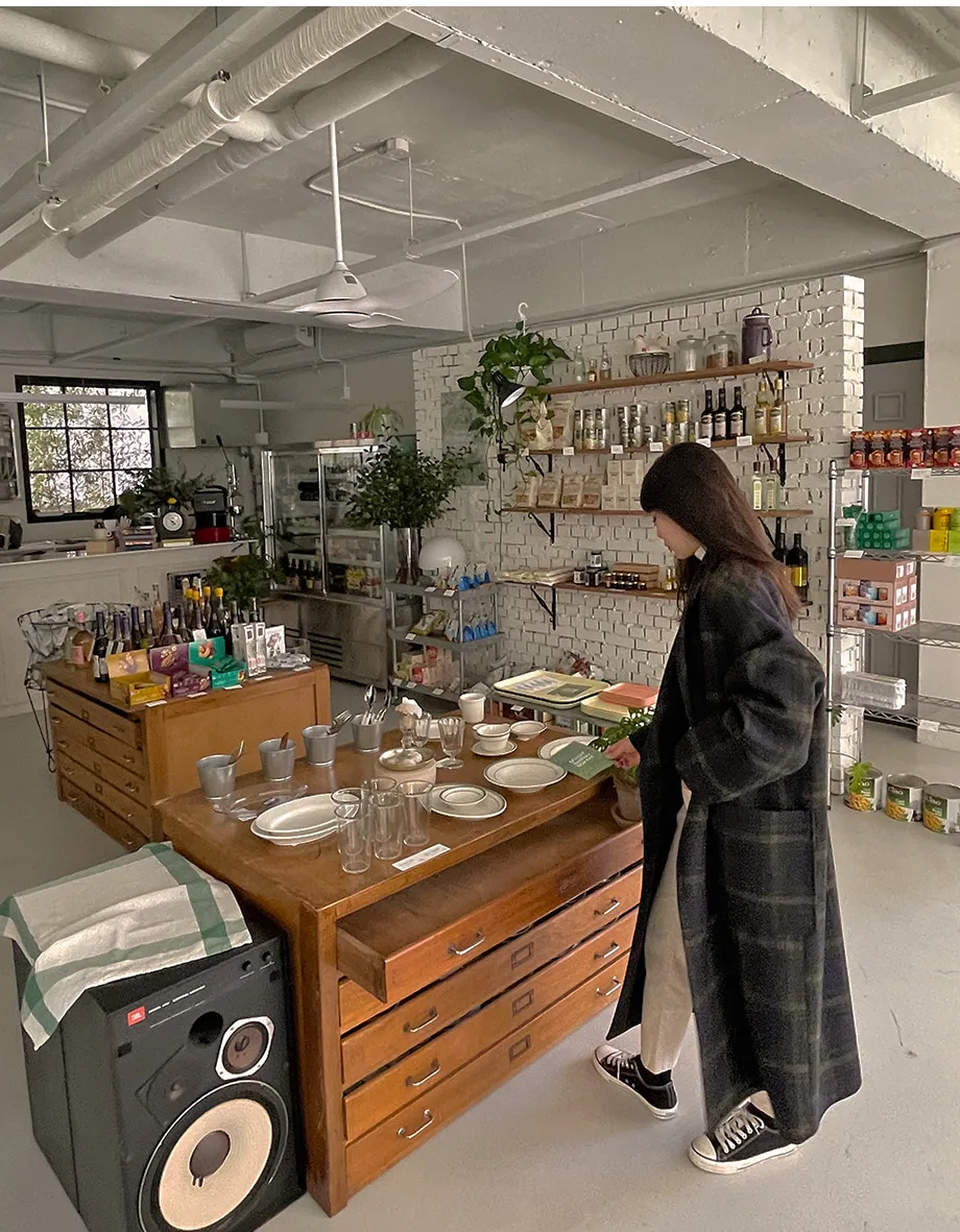 리리앤코 하플링 더블버튼 체크 뒷트임 롱 코트